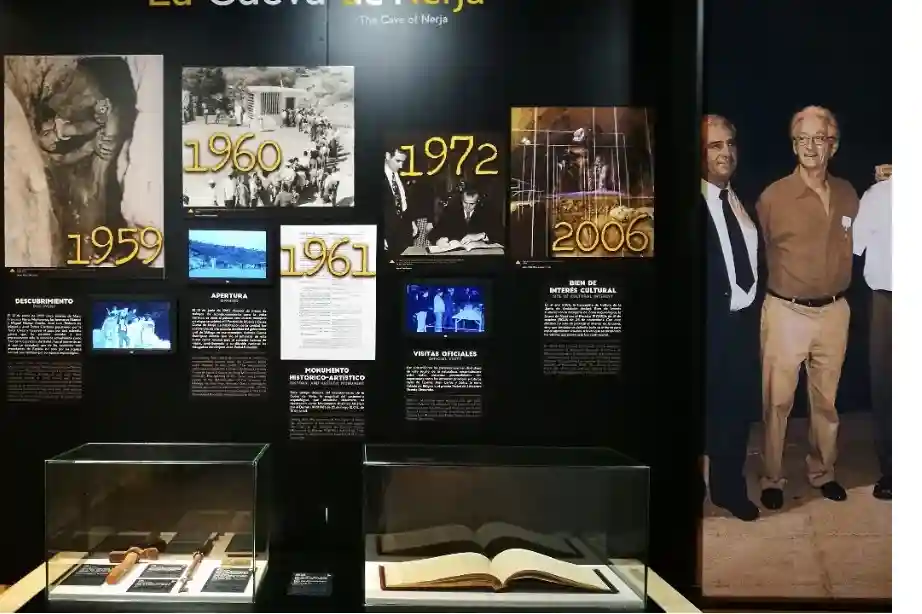 pannello cronologico esposto al Museo di Nerja che parla della storia Cueva de Nerja dal 1959 al 2006