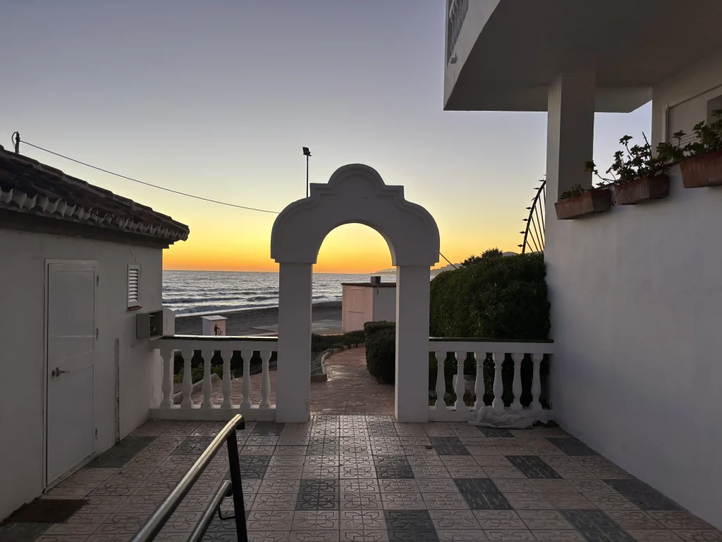 Arco sul mare a Nerja dal Mirador de Torrecilla con spiaggia al tramonto