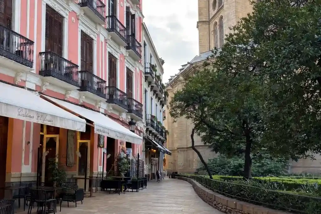 Centro storico di Málaga con palazzi colorati e Cattedrale, tappa imperdibile tra le cose da vedere a Málaga