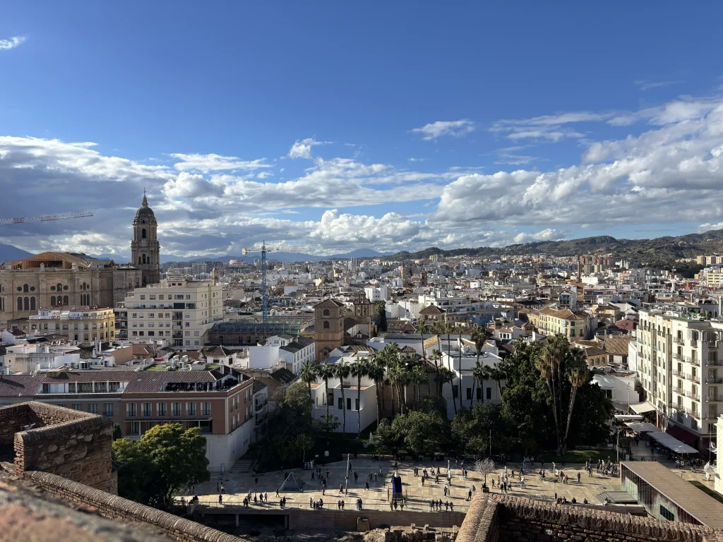 Panorama di Málaga visto dall’Alcazaba con la Cattedrale, il centro storico, il palazzo de la Aduana e le montagne dell'Andalucia sullo sfondo