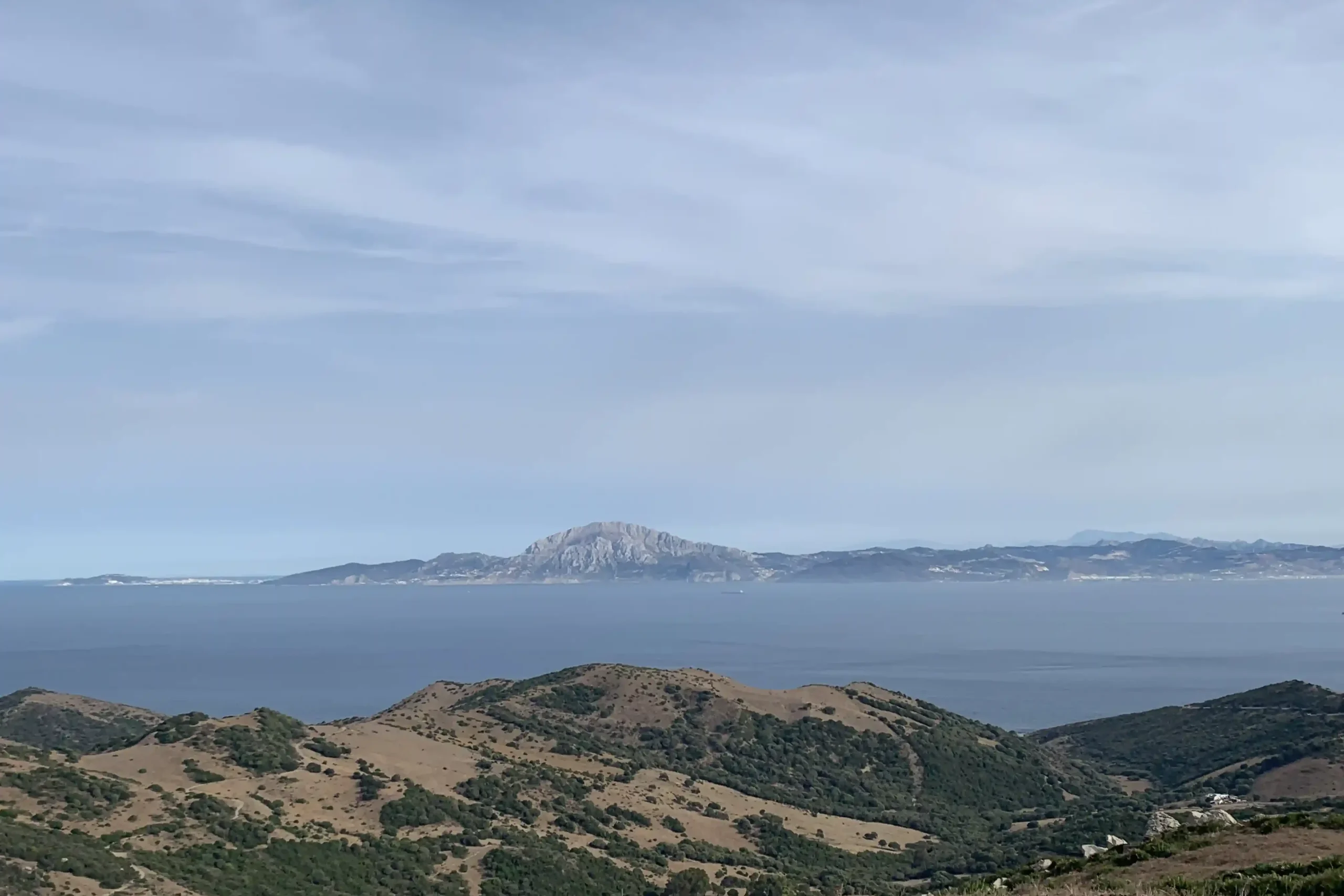 Costa del Marocco visibile dalla Spagna attraverso lo Stretto di Gibilterra, un tempo chiamate colonne d'Ercole