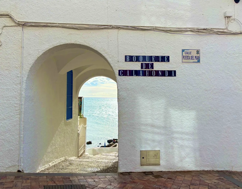 Boquete de Calahonda, accesso alla spiaggia di Calahonda a Nerja con arco bianco e vista sul mare Mediterraneo