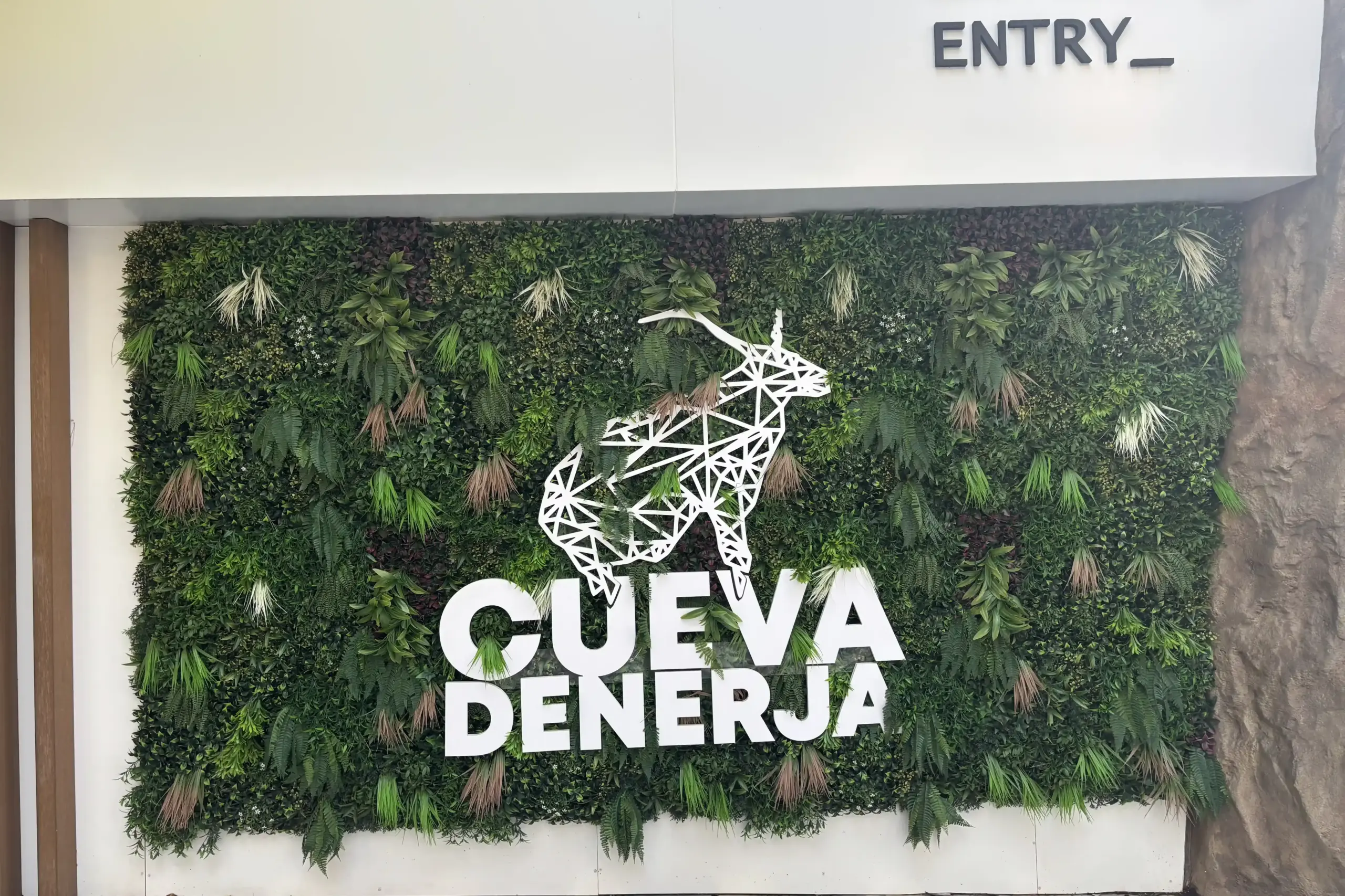 ingresso Cueva de Nerja logo scritta entrata