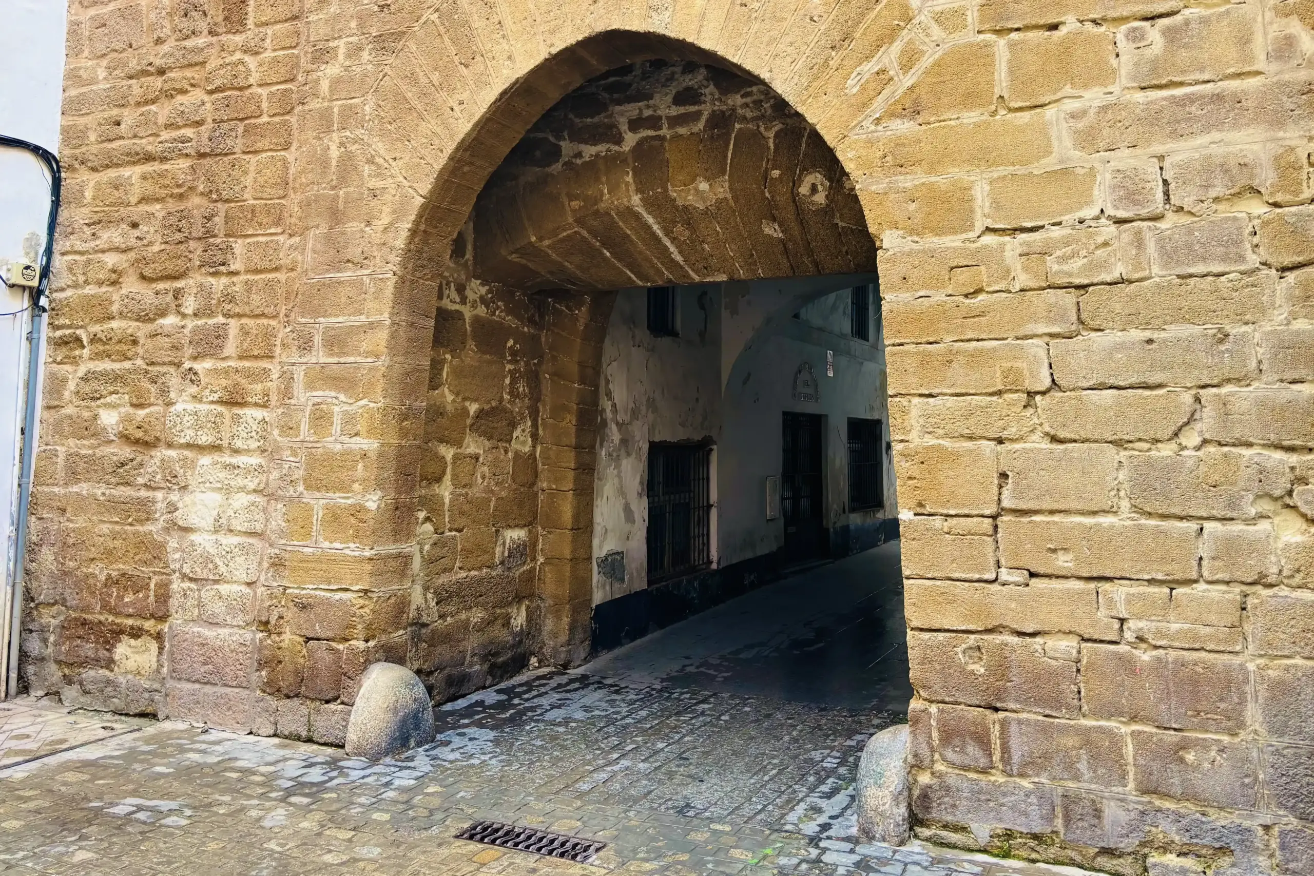Arco del Pópulo medievale in pietra nel Barrio del Pópulo a Cadice