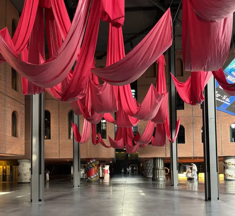 Installazione artistica con teli rossi sospesi all’interno dell’Azkuna Zentroa di Bilbao