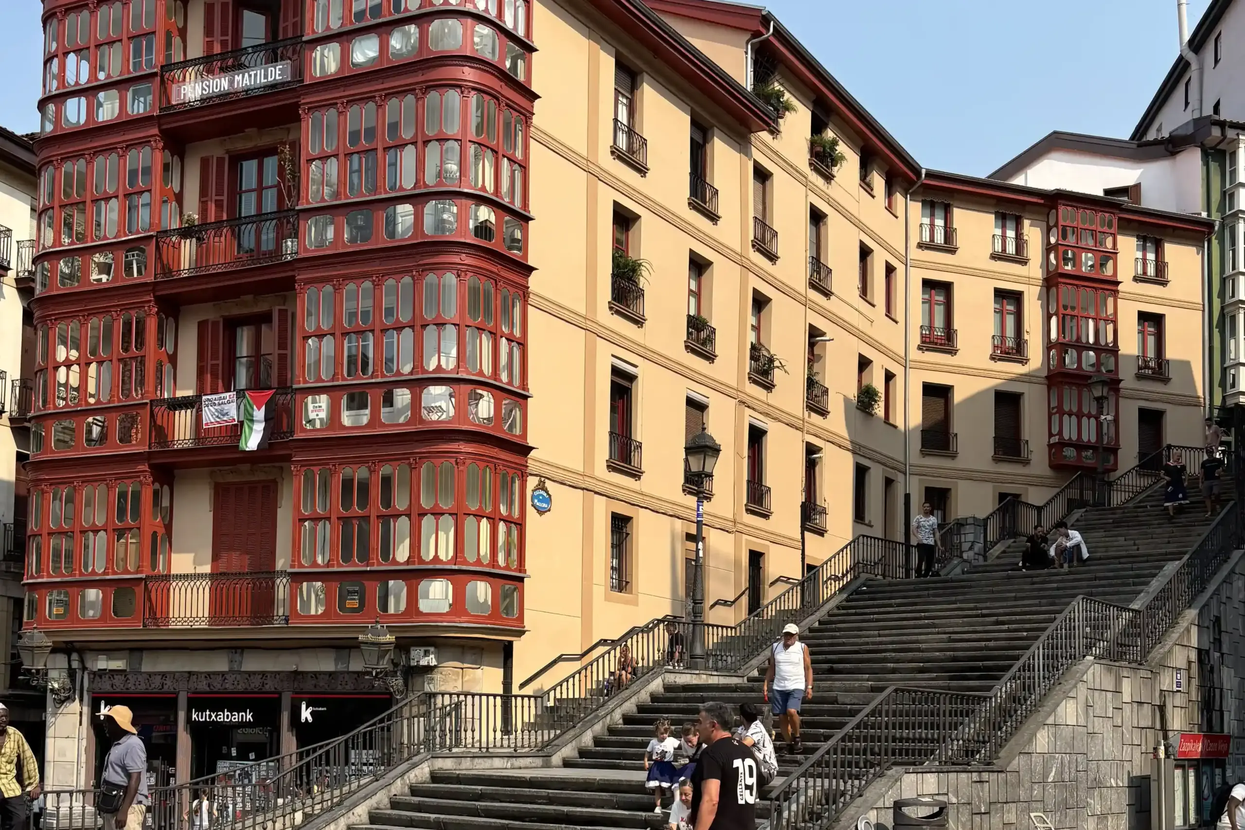 Plaza Miguel de Unamuno a Bilbao con palazzi storici e scale nel Casco Viejo