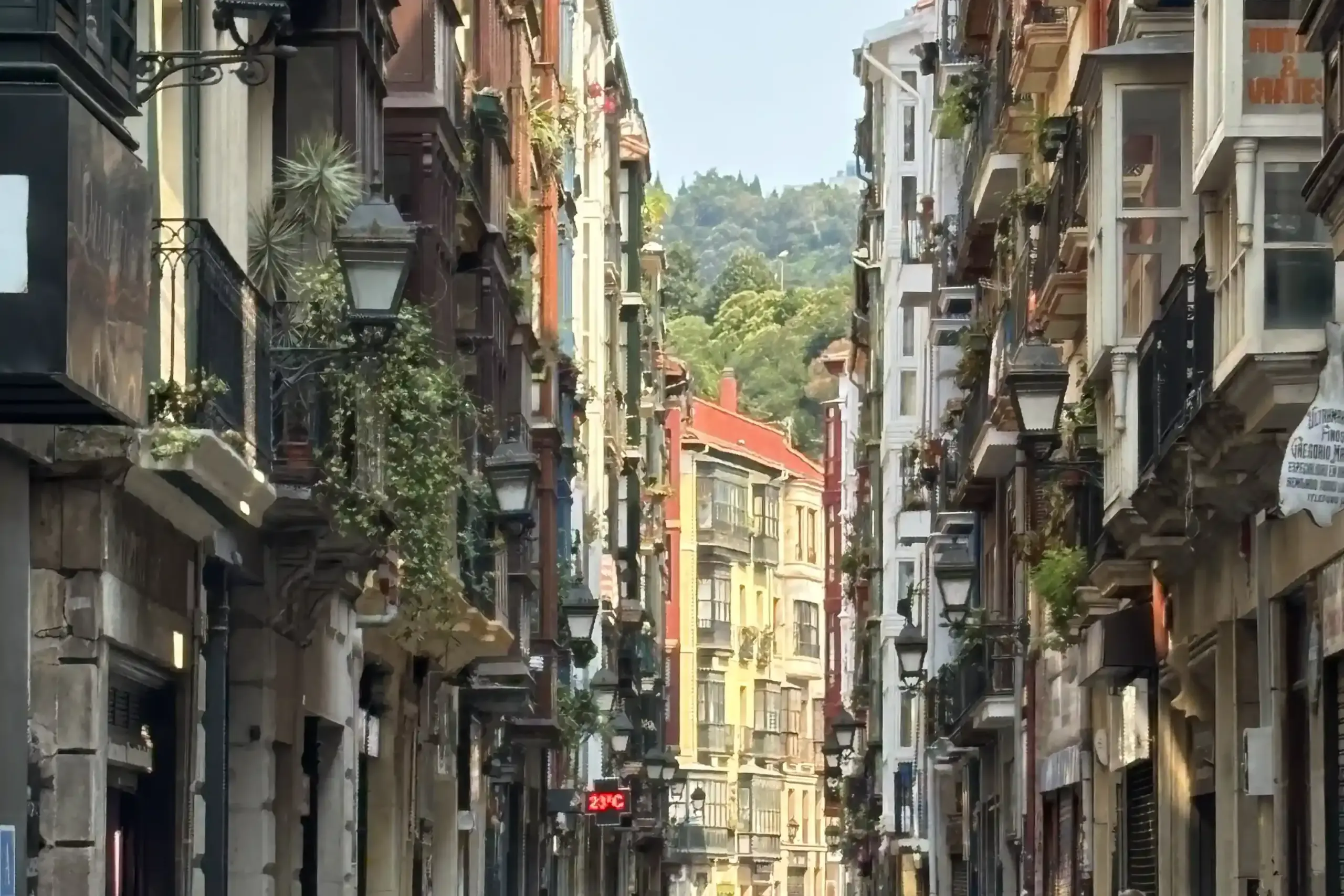 Una delle Siete Calles del Casco Viejo di Bilbao con balconi storici e persone che passeggiano