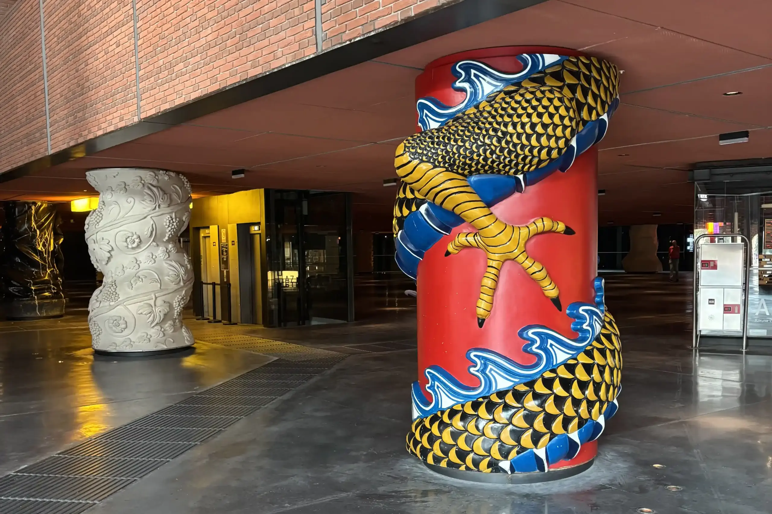 Colonna decorata all’Azkuna Zentroa di Bilbao con scultura colorata in stile contemporaneo