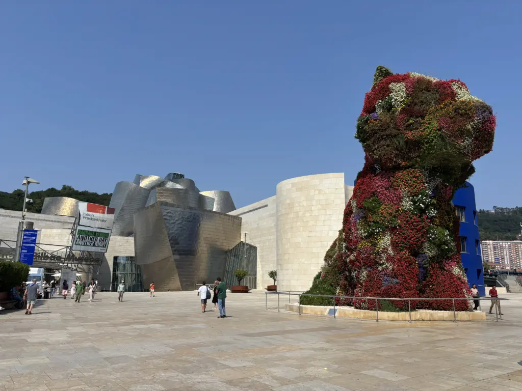 Scultura floreale Puppy davanti al Museo Guggenheim di Bilbao