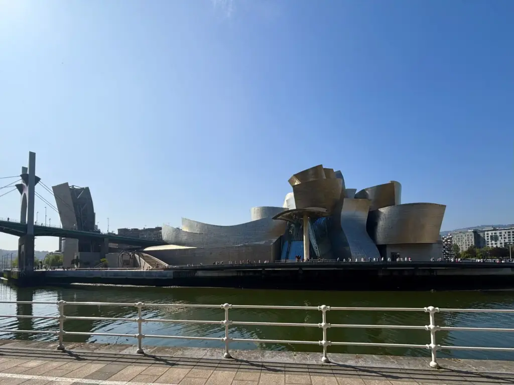 Museo Guggenheim di Bilbao sulla Ría, con il ponte La Salve a sinistra, nei Paesi Baschi