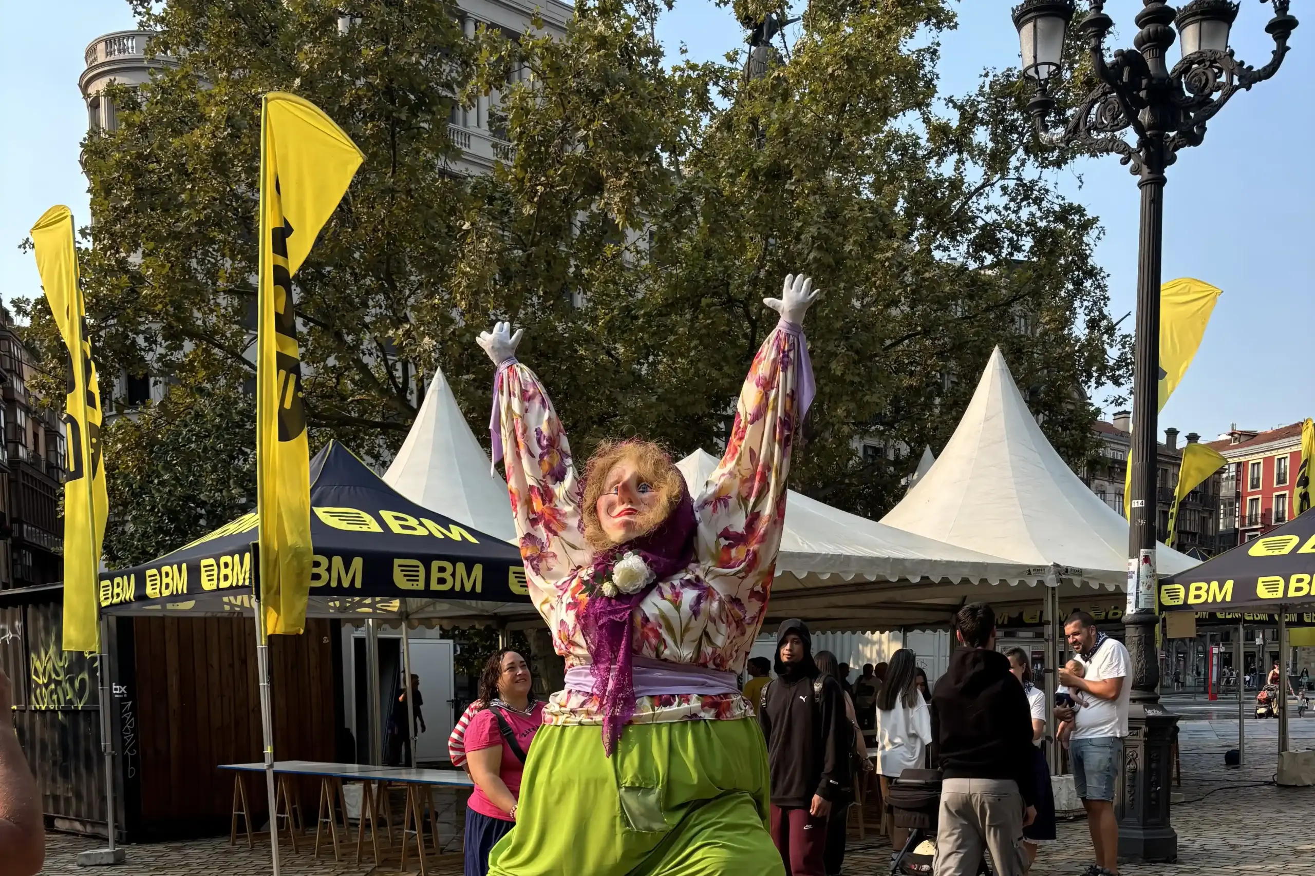 Gigante tradizionale basco durante l’Aste Nagusia a Bilbao in una piazza del centro