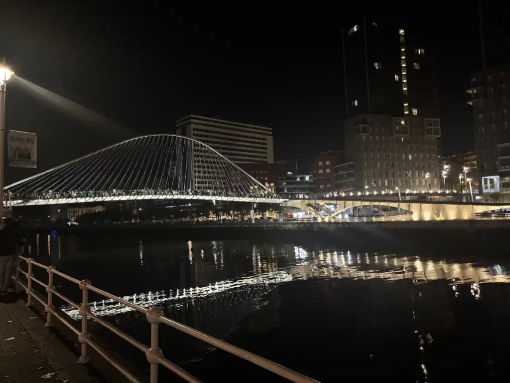 Ponte Zubizuri illuminato di notte sulla Ría del Nervión a Bilbao