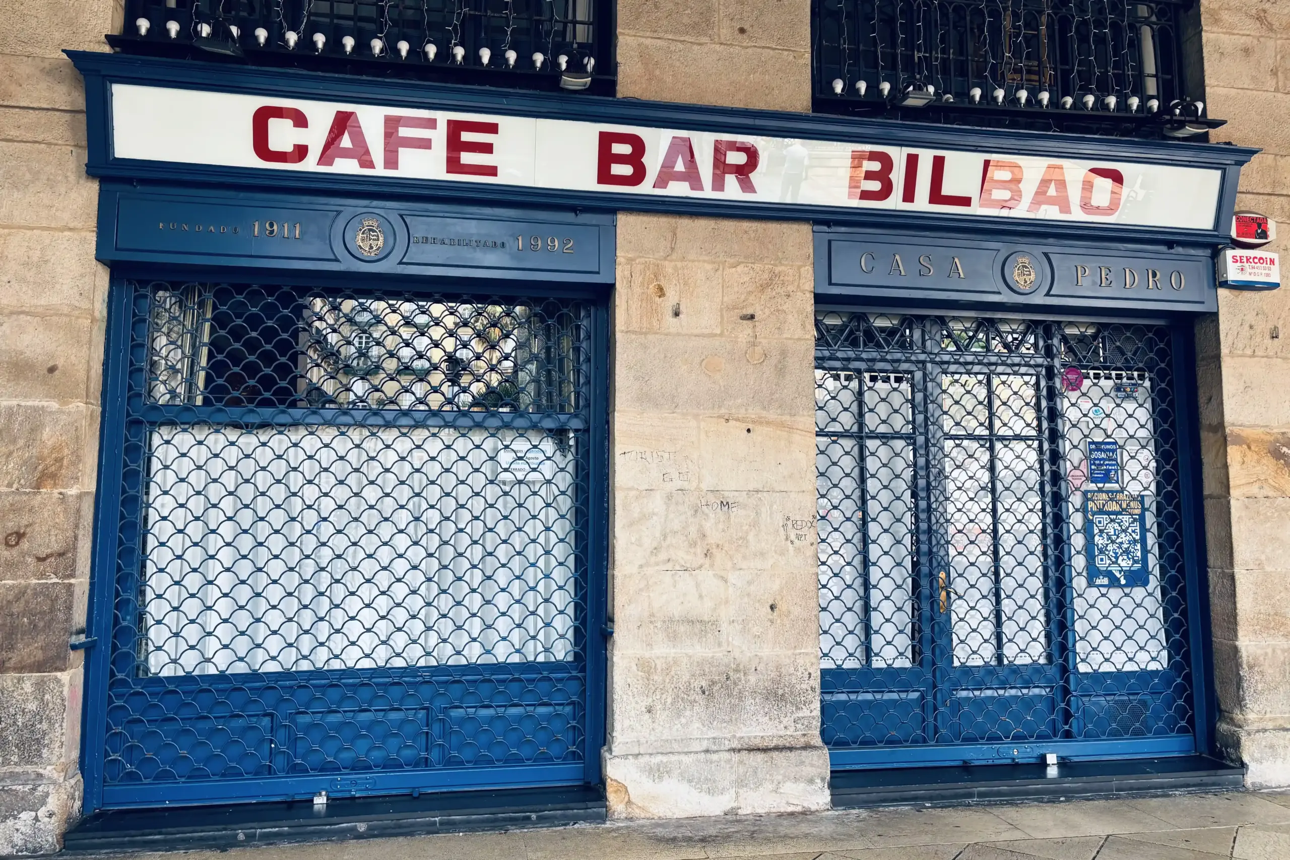 Facciata storica del Café Bar Bilbao nel Casco Viejo Bilbao