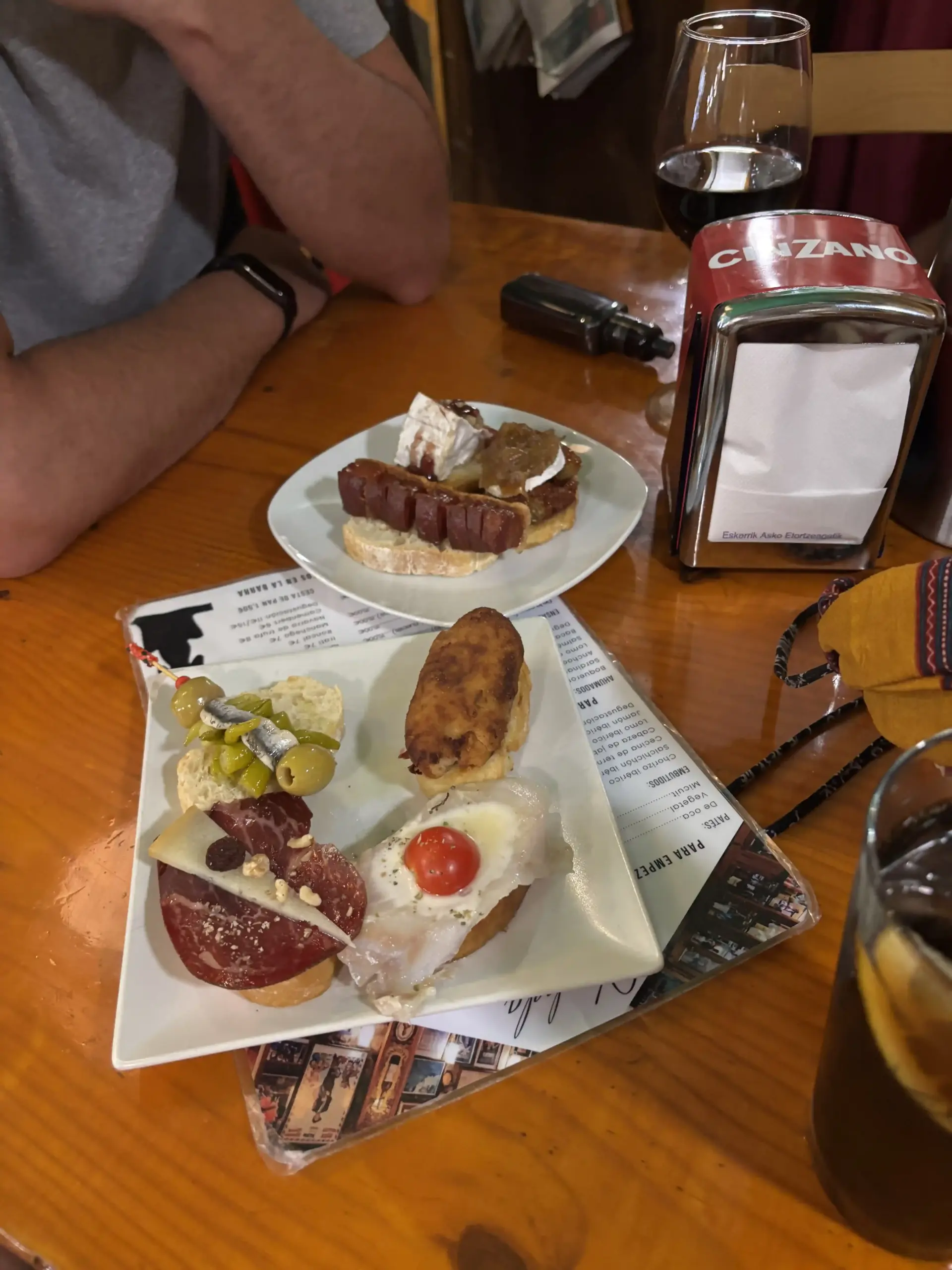 Piatto di pintxos tipici a Bilbao con gilda, croqueta, salame e uovo su pane, al Cafè Bar Bilbao