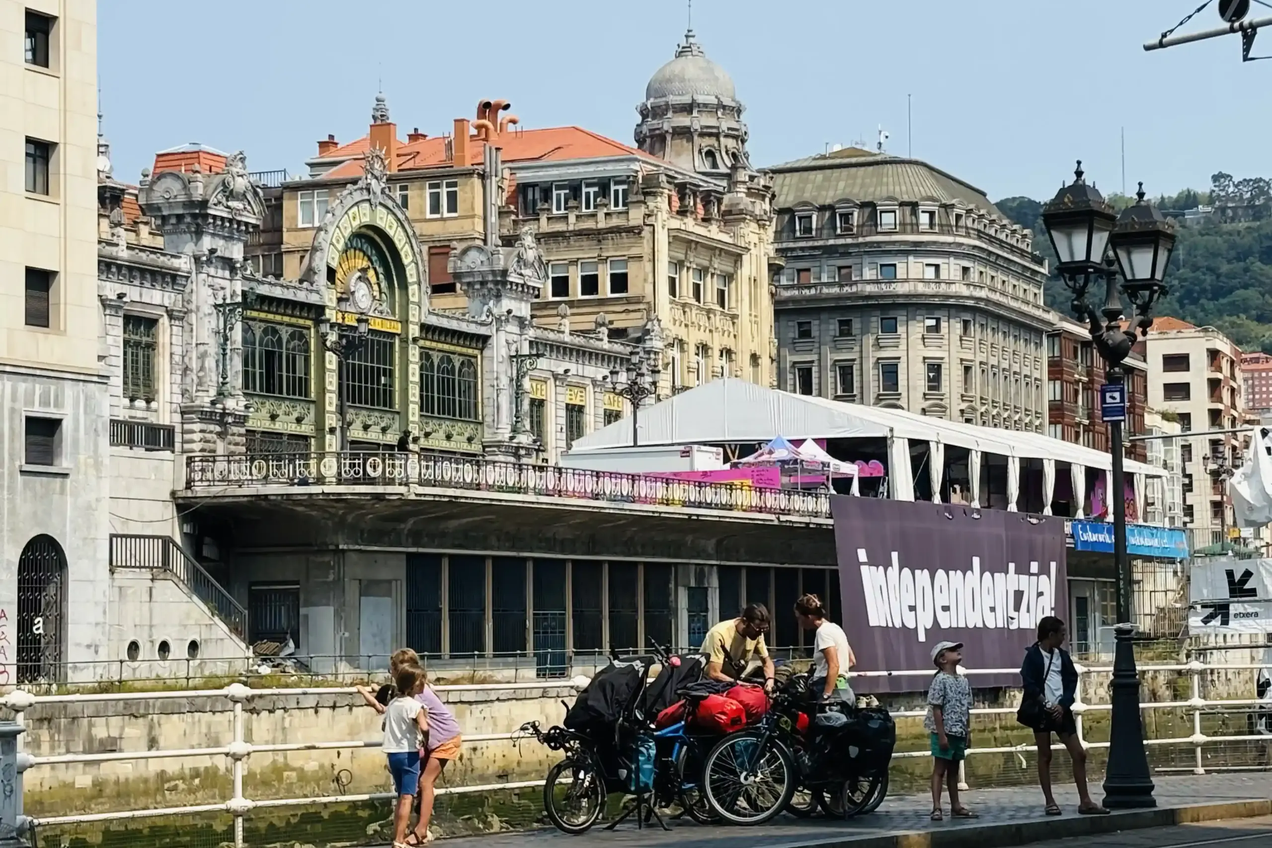 Stazione di Bilbao Abando Indalecio Prieto affacciata sulla Ría del Nervión a Bilbao