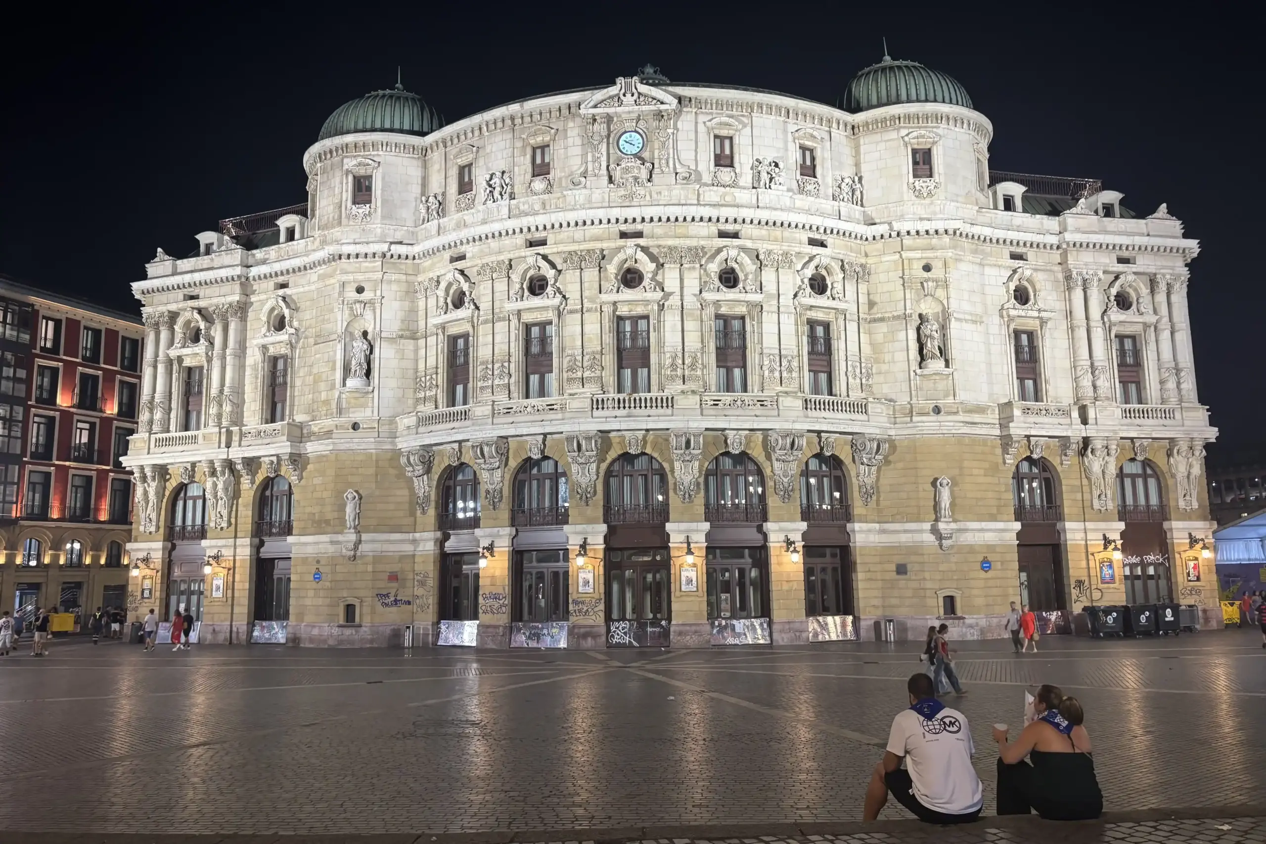 Teatro Arriaga illuminato di notte in Plaza Arriaga a Bilbao