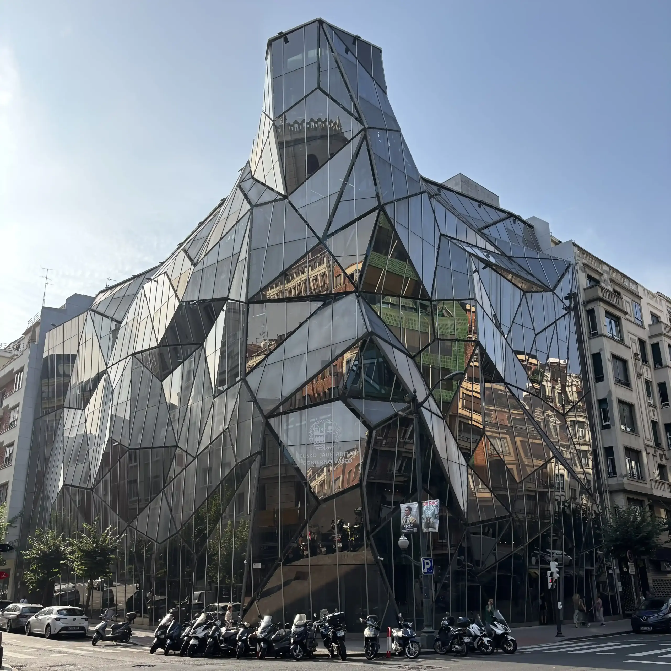 Eusko Jaurlaritza - Gobierno Vasco Edificio contemporaneo in vetro nel centro di Bilbao con facciata sfaccettata