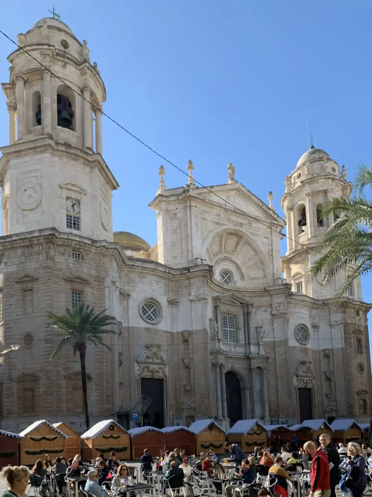 Cattedrale di Cádice vista da Plaza de la Catedral con torri campanarie e mercatino
