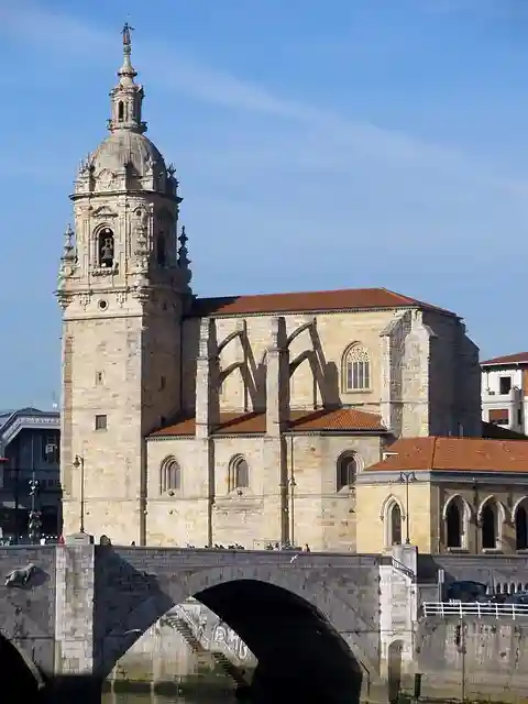 Chiesa di San Antón a Bilbao con il ponte simbolo che attraversa il fiume Nervión e dietro il mercado de la Ribera
