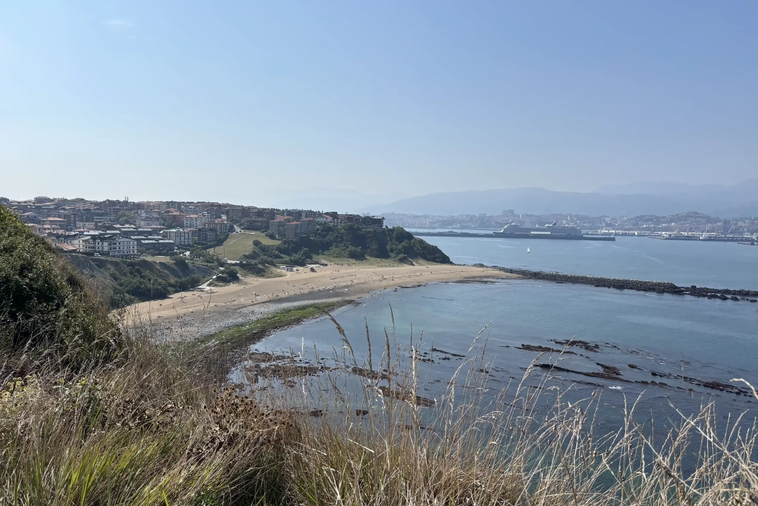 Vista dall’alto della spiaggia di Arrigunaga a Getxo con costa rocciosa e mare calmo