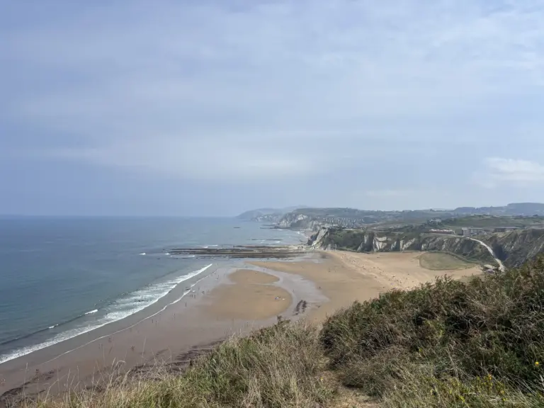 Panorama sulla costa basca con lunga spiaggia atlantica e scogliere viste dall’alto, nei Paesi Baschi