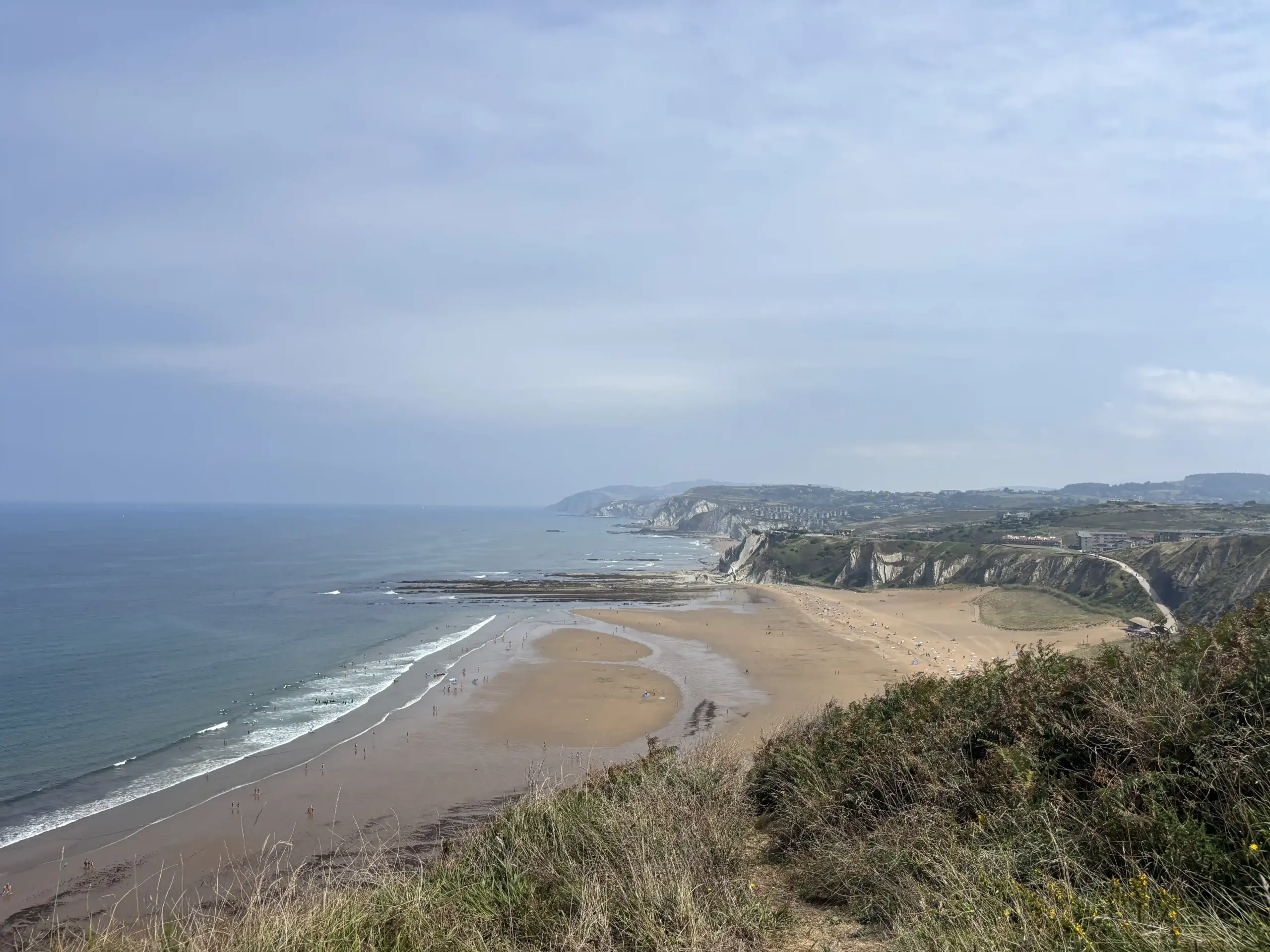 Panorama sulla costa basca con lunga spiaggia atlantica e scogliere viste dall’alto, nei Paesi Baschi