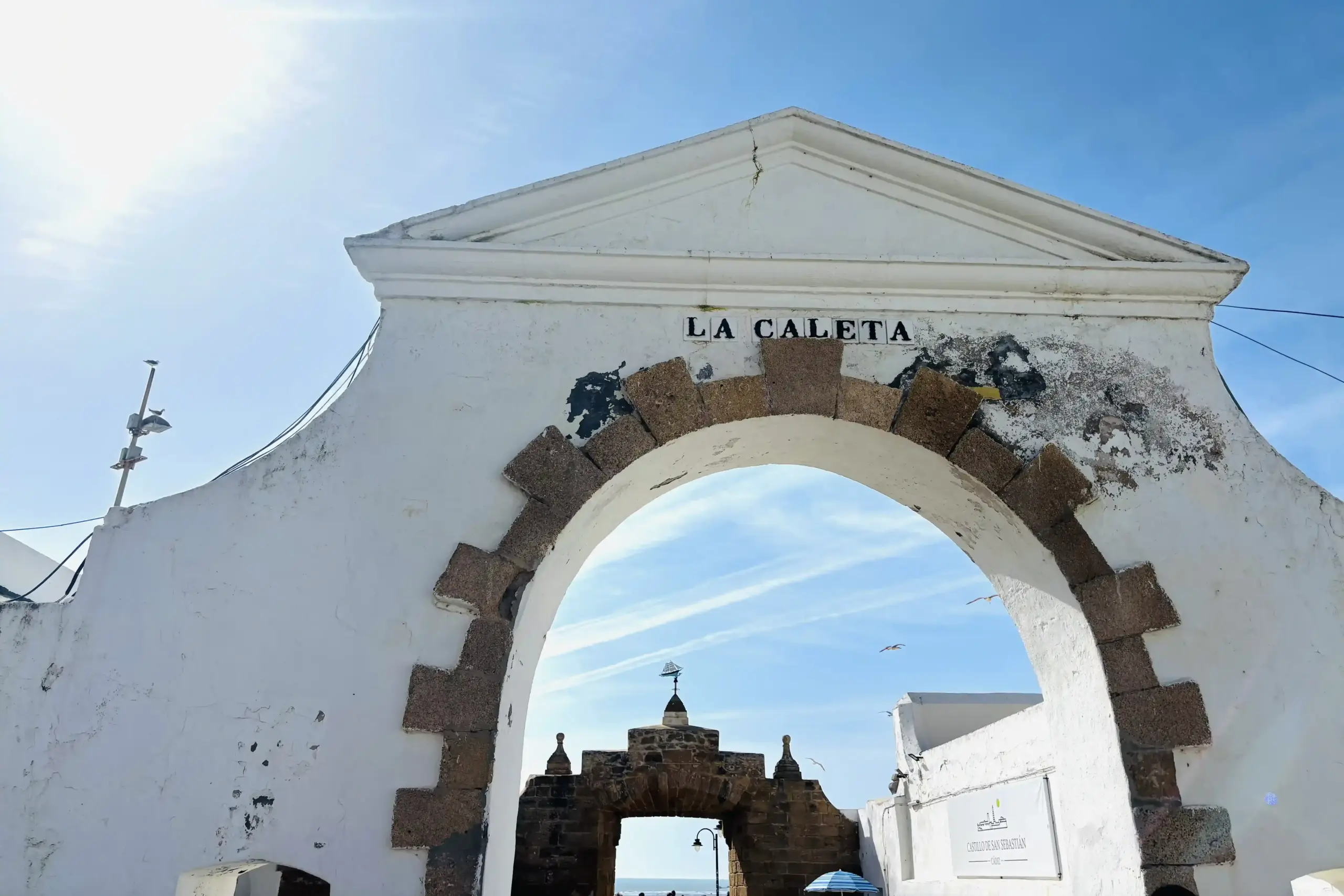 Porta di San Sebastian dalle mura di Cádiz con vista sul mare