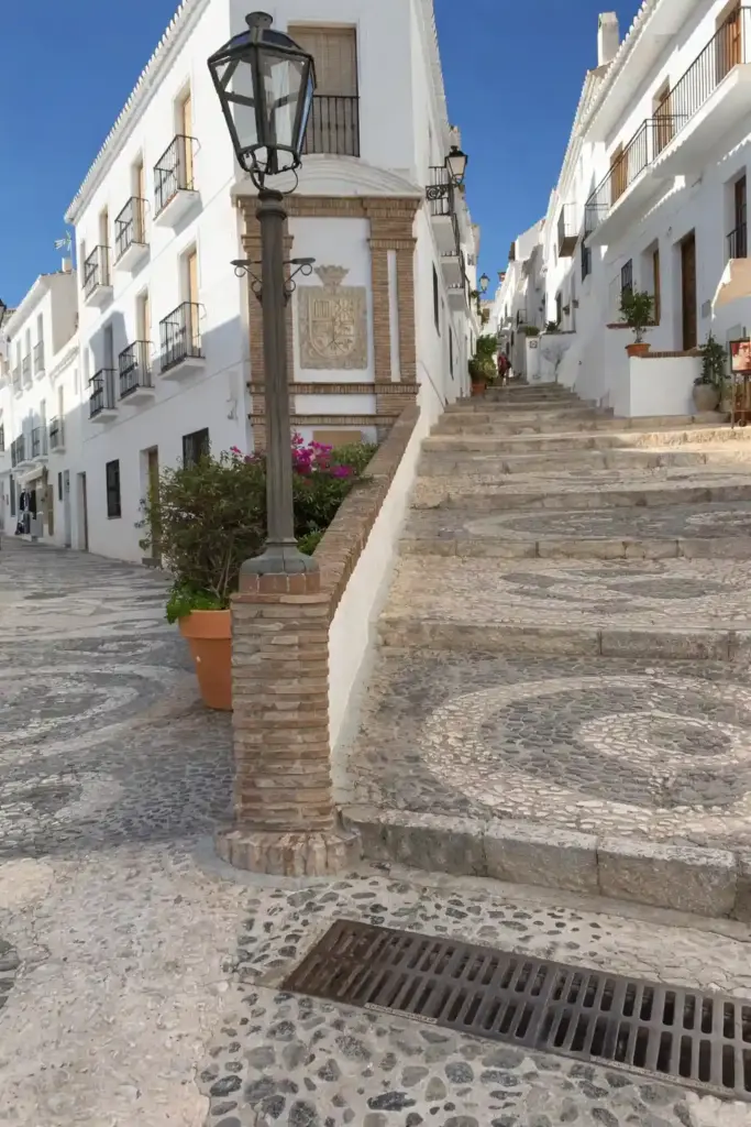 Scalinata nel centro storico di Frigiliana, pueblo blanco in Andalusia, tra case bianche e vicoli acciottolati