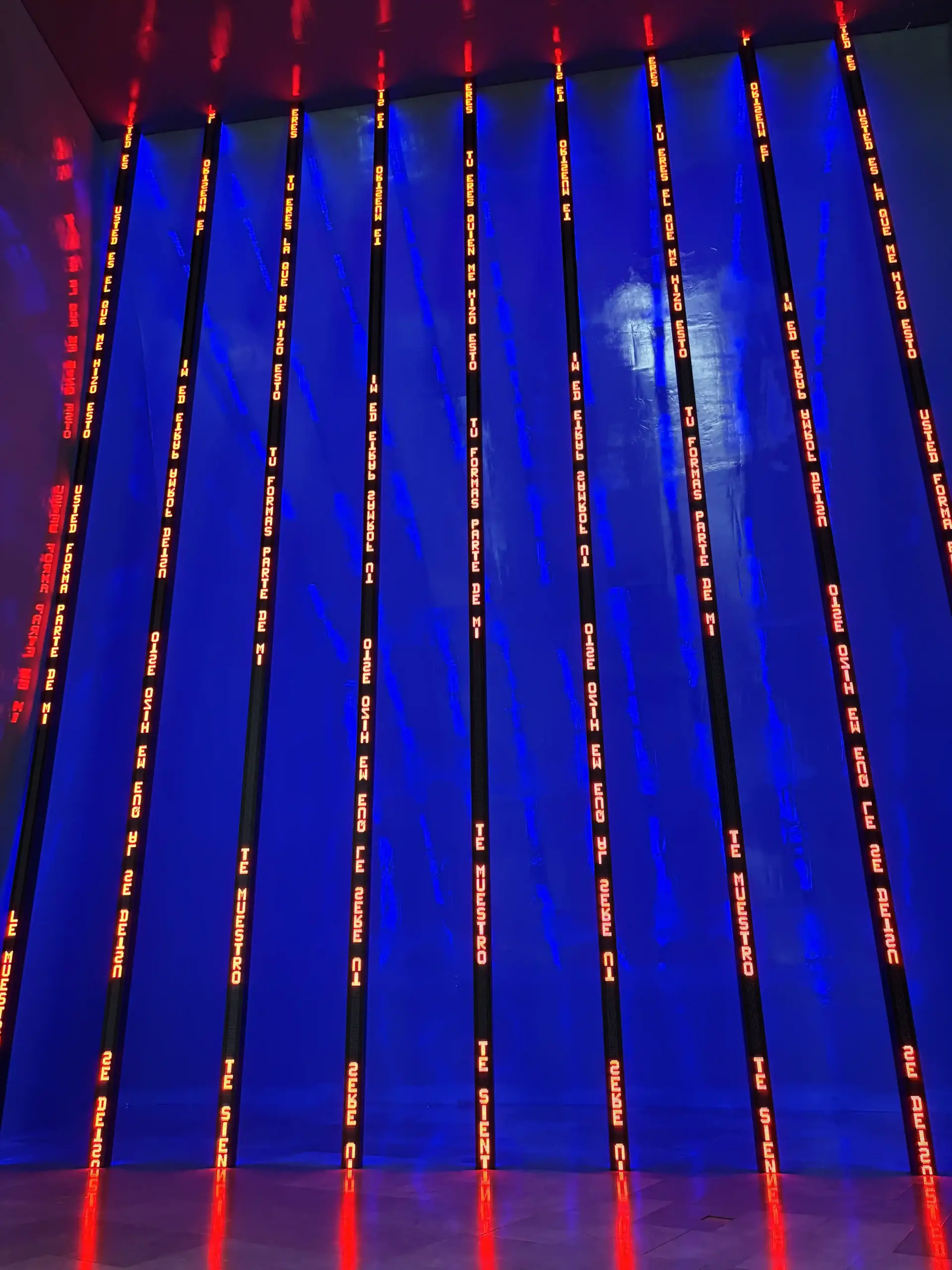 Interno del Museo Guggenheim di Bilbao, con architettura contemporanea e luce naturale