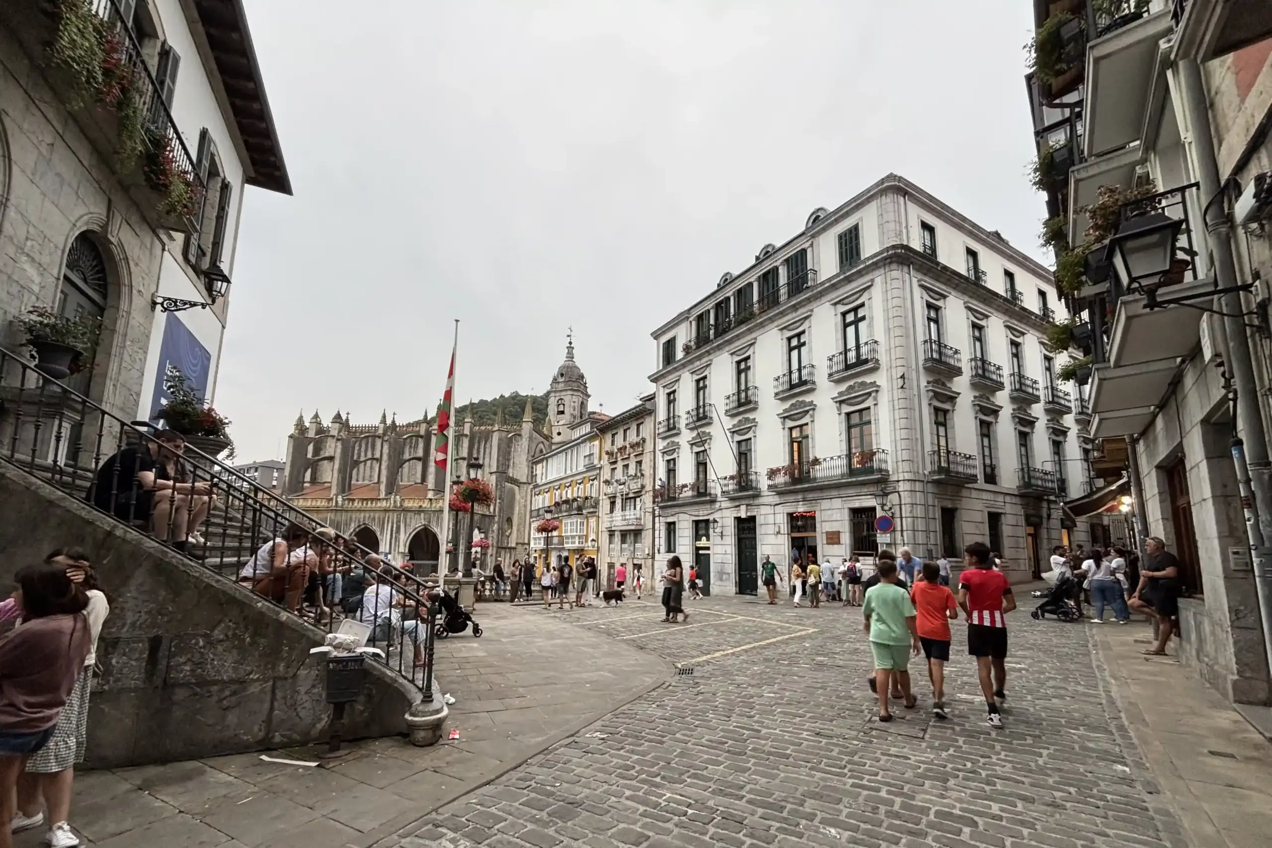 Centro storico di Lekeitio con piazza, edifici storici e vita locale, nei Paesi Baschi