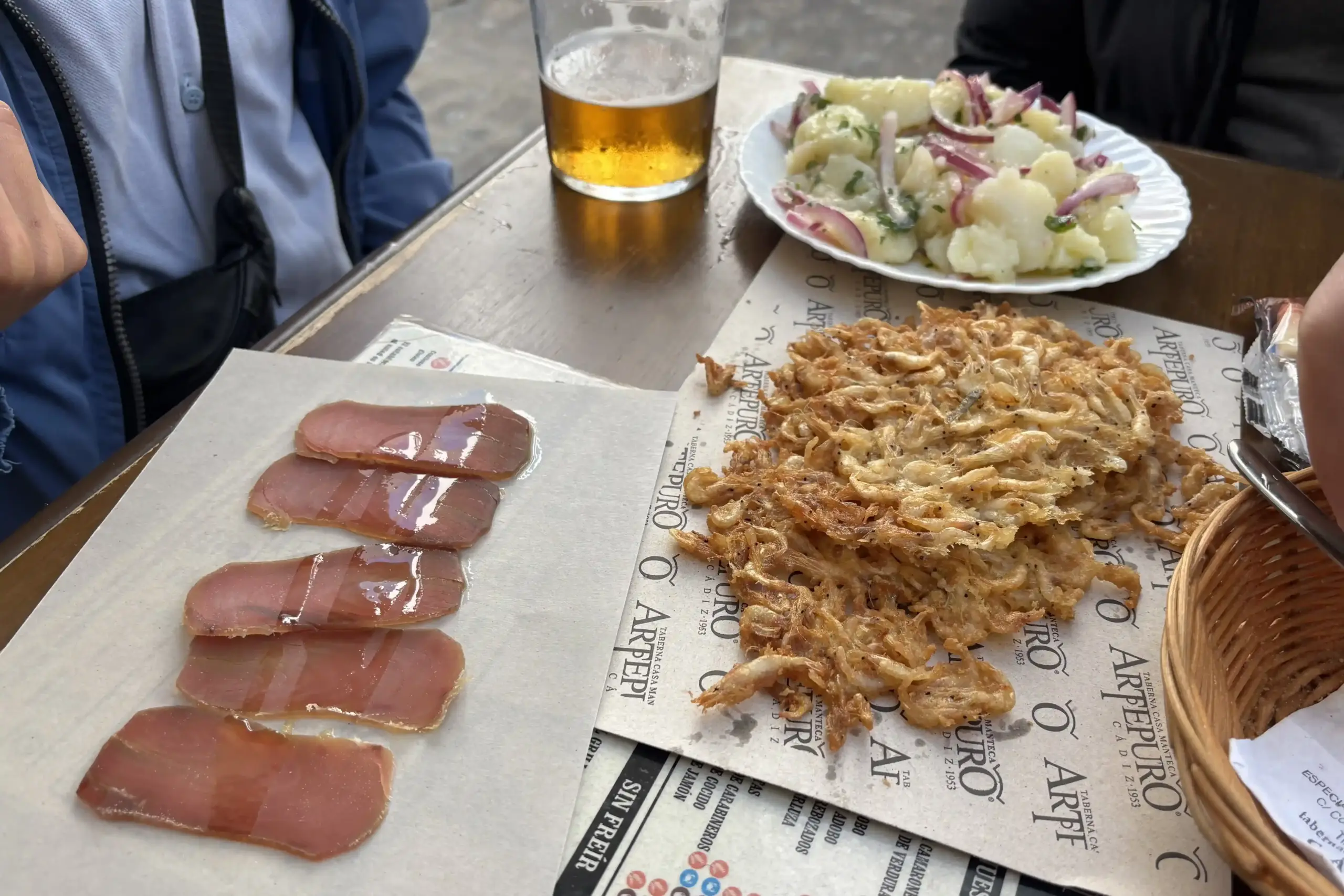 Tapas tipiche di Cadice con tortillitas de camarones e mojama presso la Taberna Casa Manteca