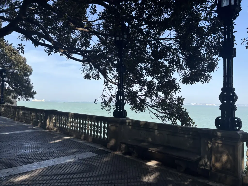 Belvedere sull’oceano dall’Alameda Hermanas Carvia Bernal a Cádiz con balaustra in pietra e vista sulla baia