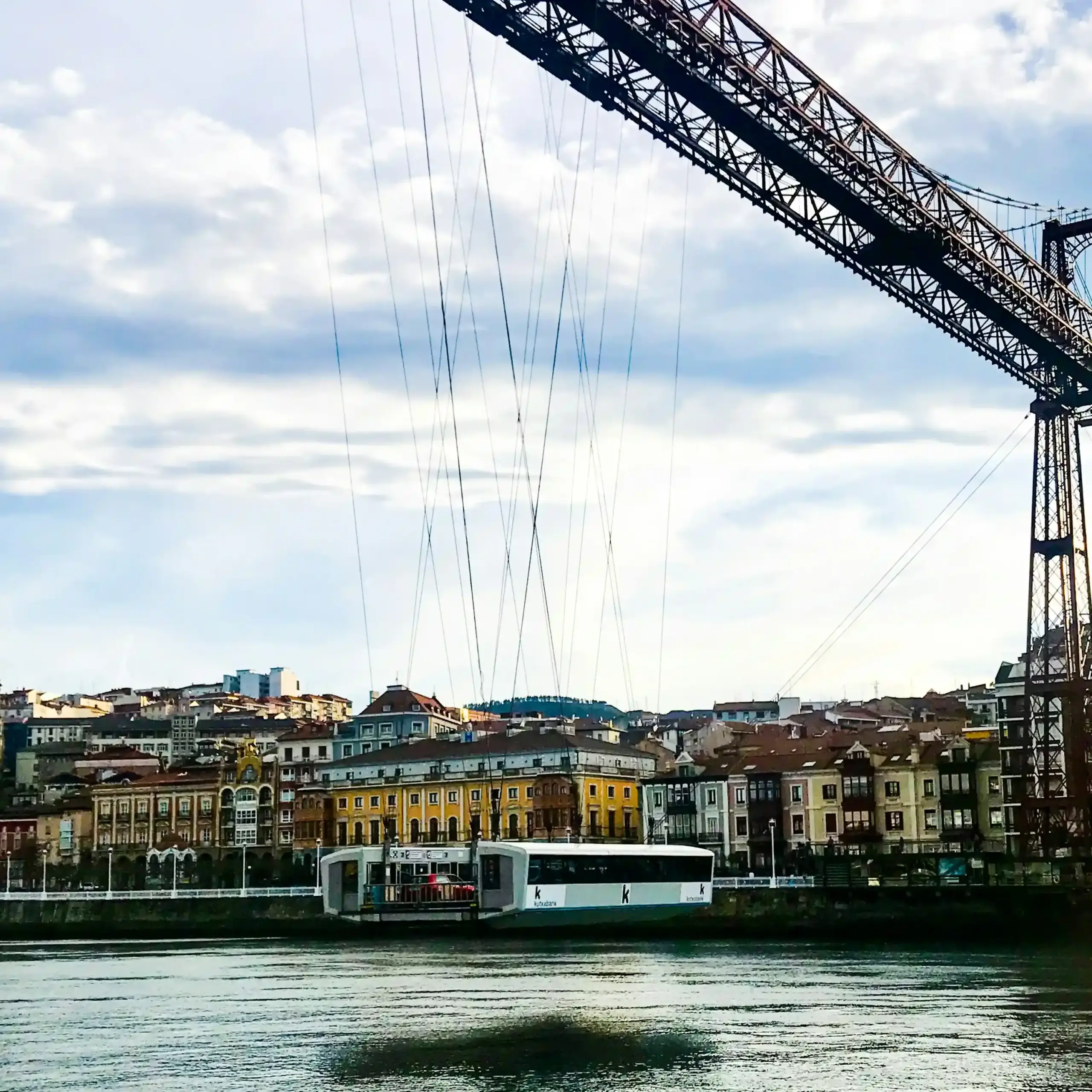 Ponte colgante di Vizcaya (Puente Bizkaia) con la navetta trasbordatrice sul fiume Nervión a Portugalete