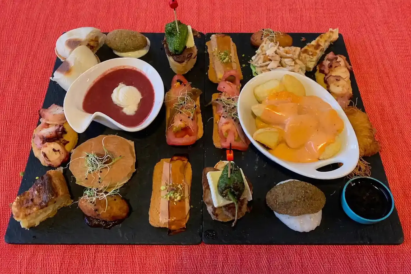 Selezione di tapas al ristorante Plaza 45 nel centro storico di Frigiliana