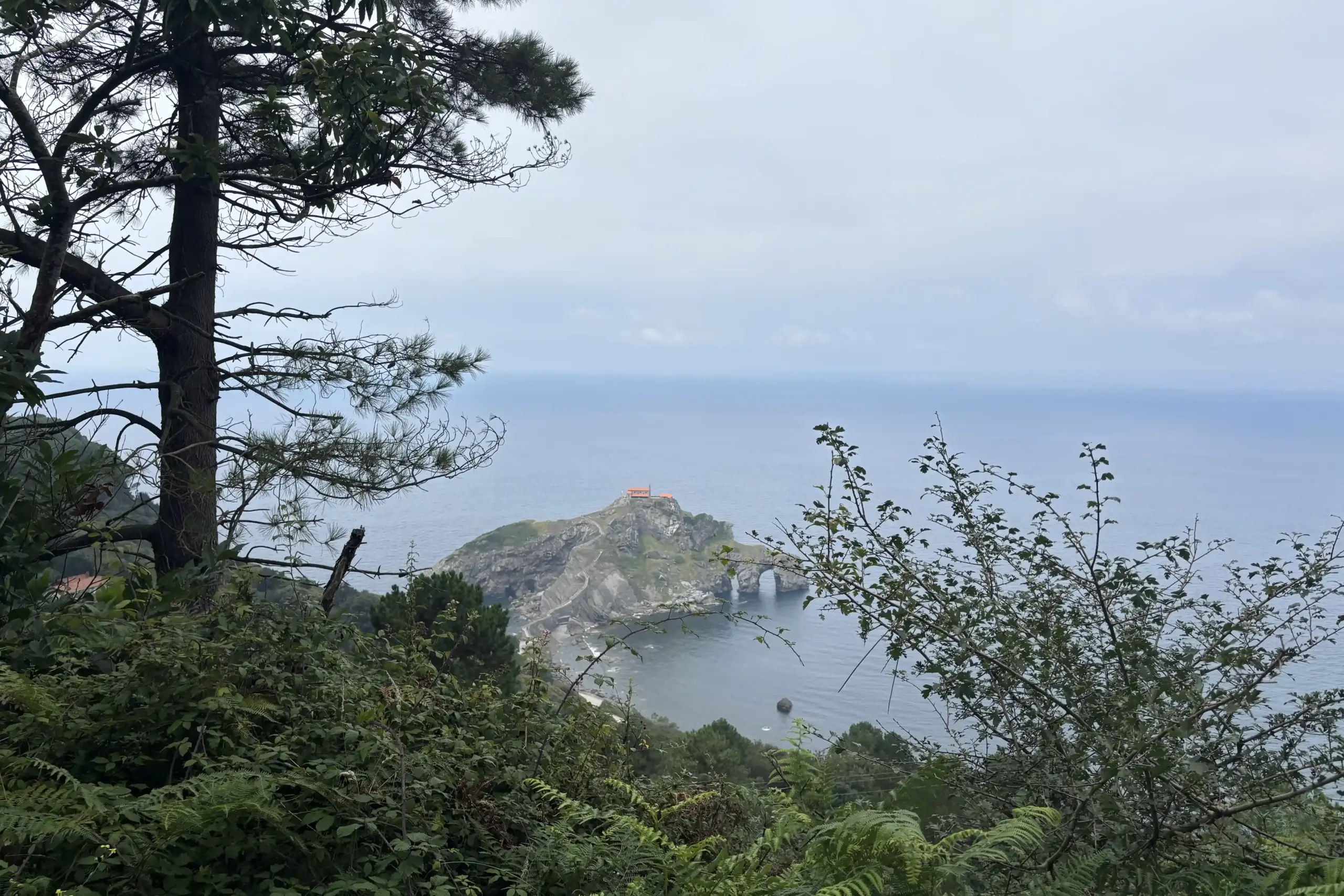 Vista panoramica di San Juan de Gaztelugatxe dall’alto con scogliera e oceano, nei Paesi Baschi