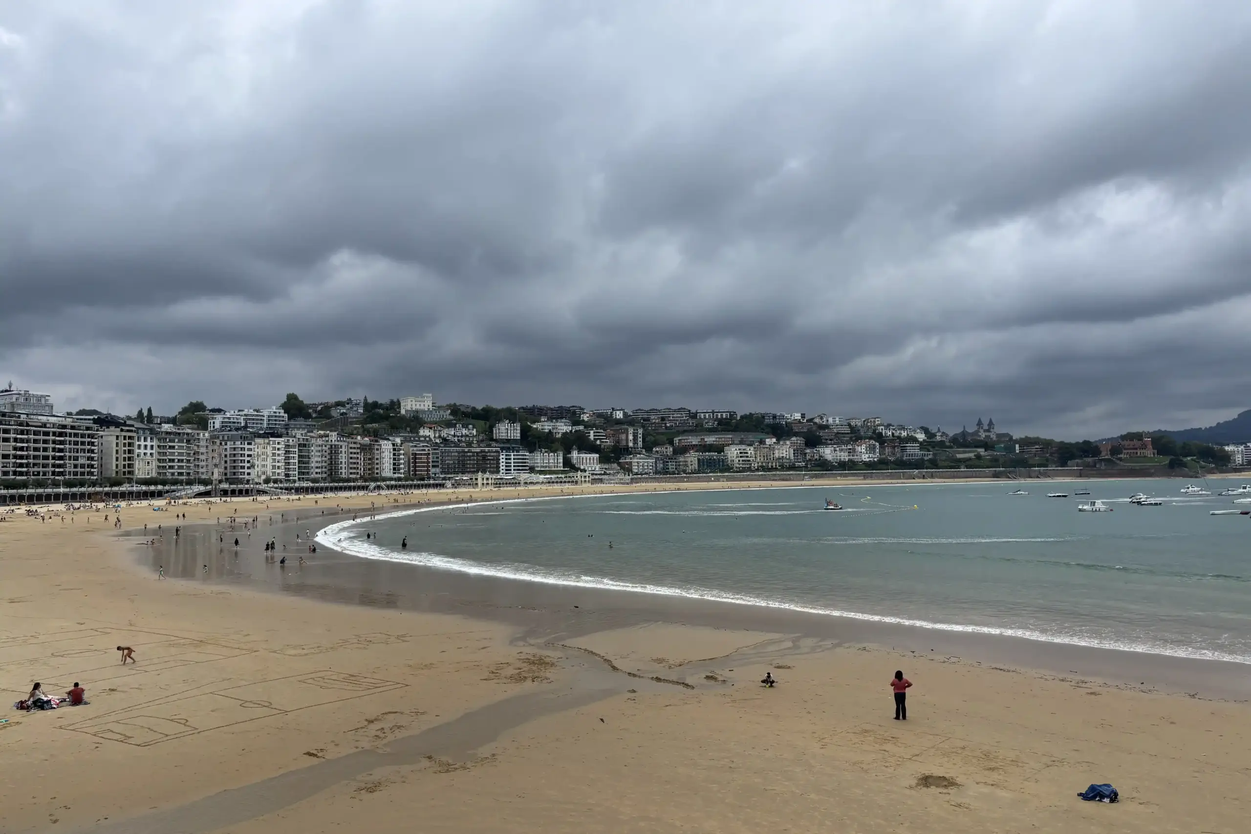 Panorama della Playa de la Concha a San Sebastián con la baia e il lungomare, nei Paesi Baschi