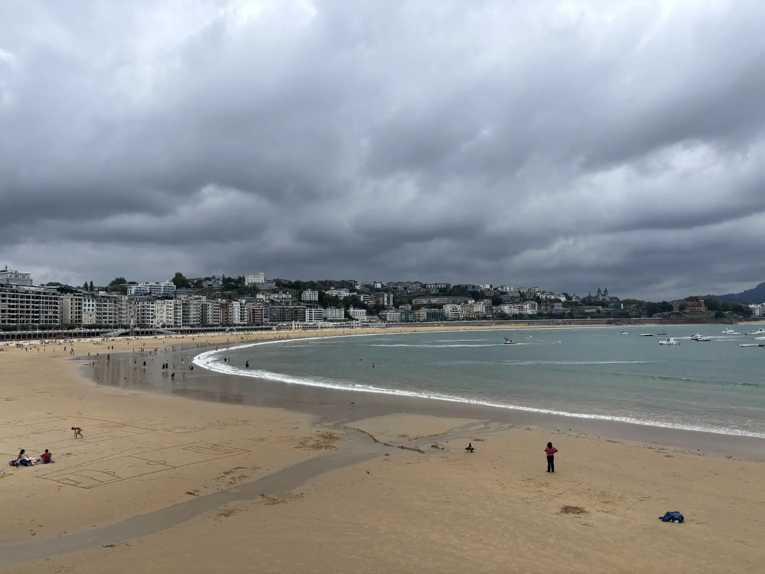 San Sebastián, scorcio della città con atmosfera di viaggio e luce morbida
