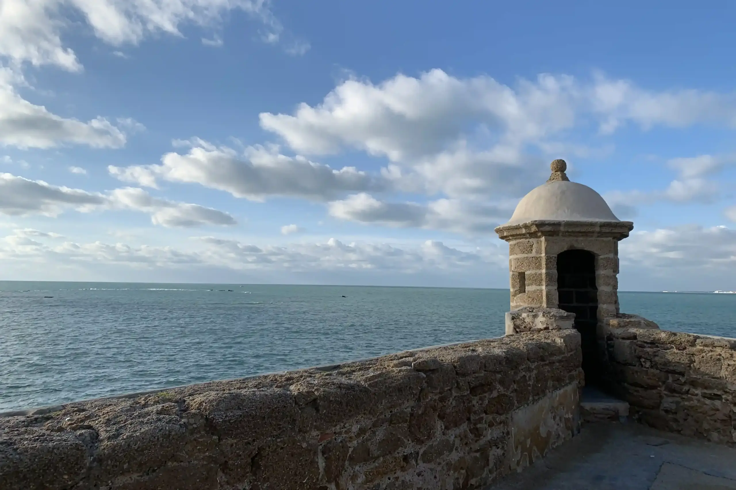 Garitta sulle mura di Santa Catalina a Cadiz con vista sull’Atlantico