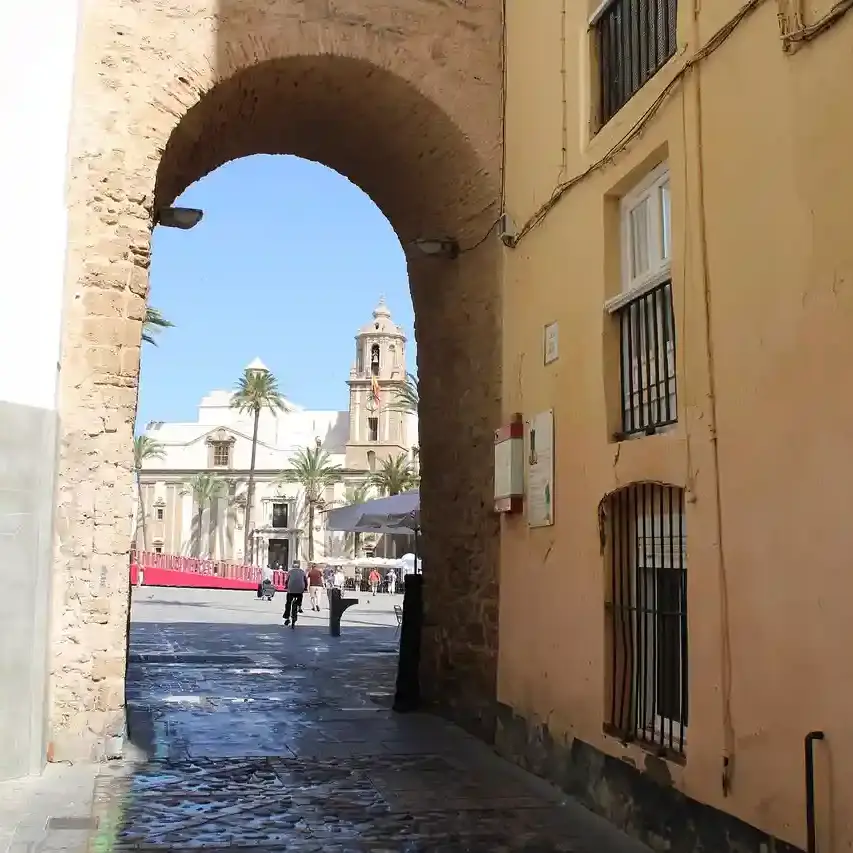 Arco de las rosas a Cádiz con vista sulla Plaza de la Catedral