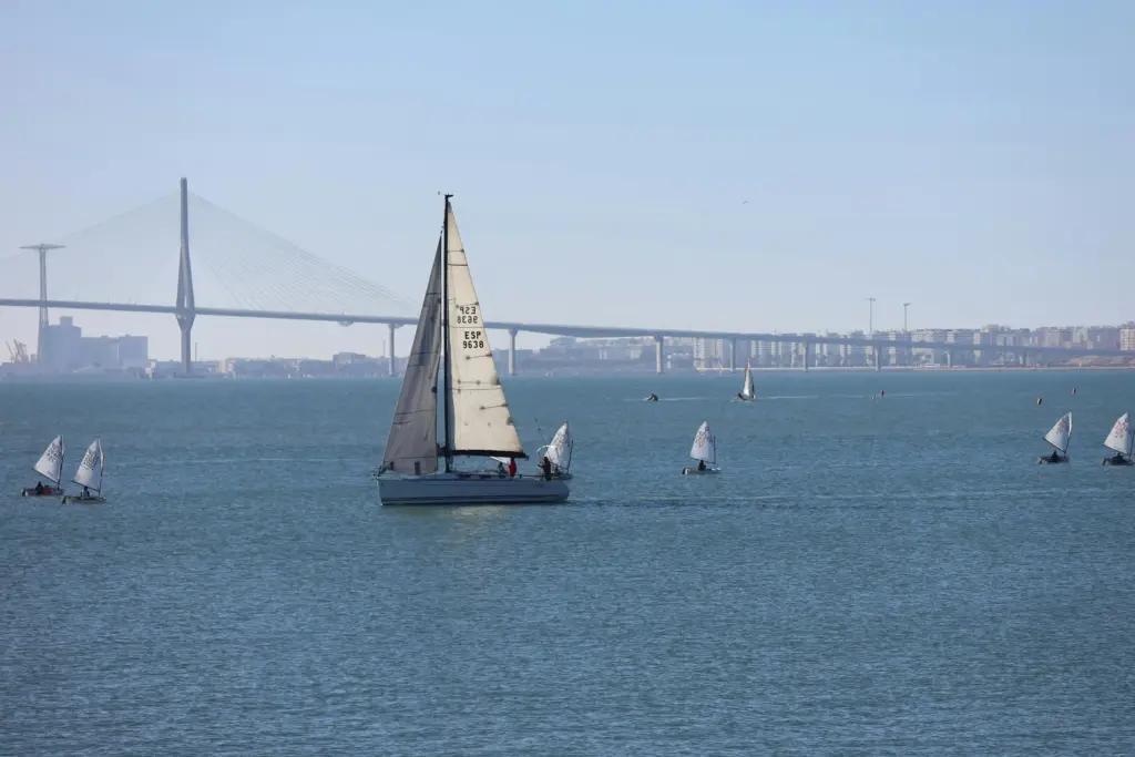 Barche a vela nella Baia di Cádiz con il Puente de la Constitución de 1812 sullo sfondo