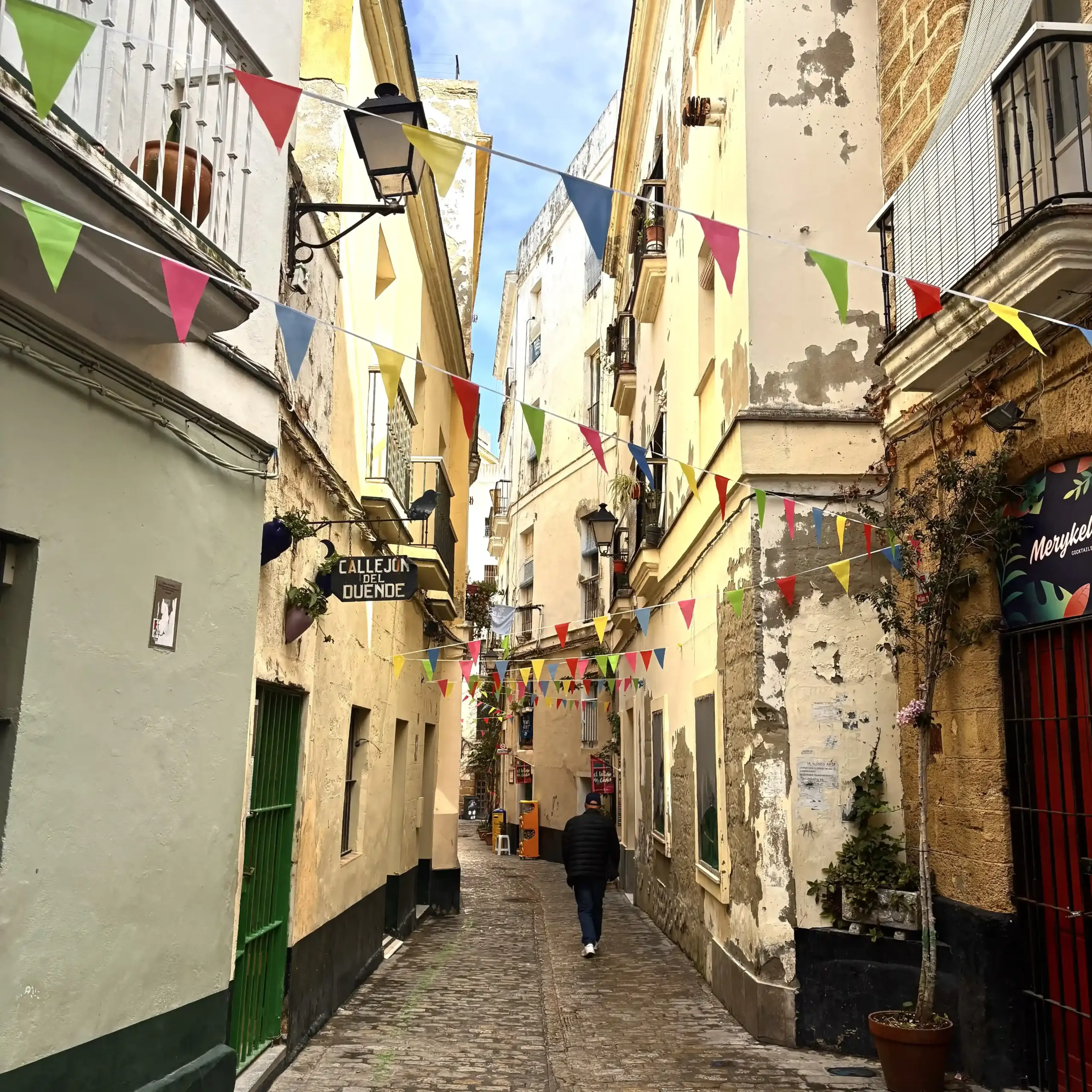 Callejón del Duende nel Barrio del Pópulo a Cadice con vicolo acciottolato e bandierine colorate