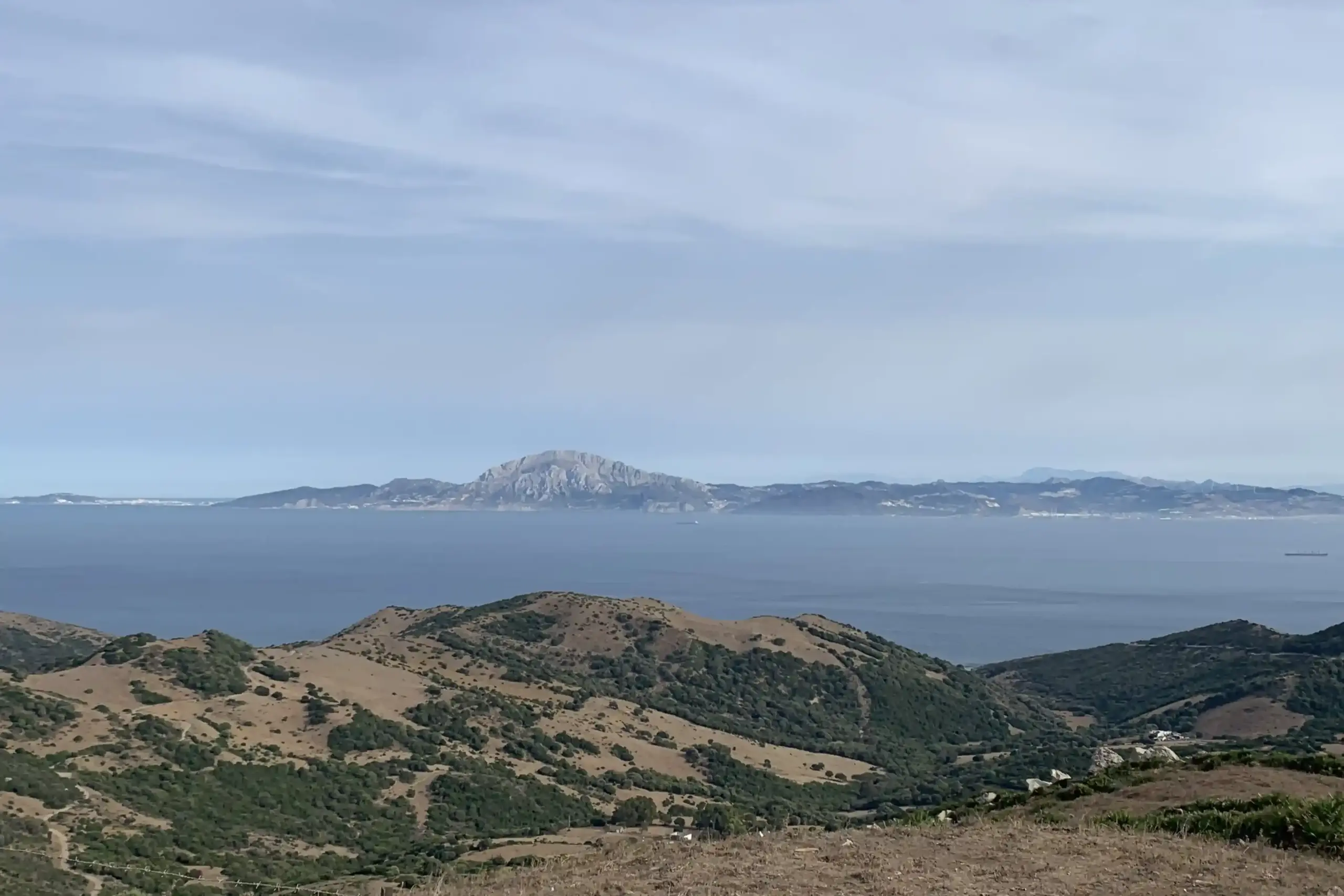Costa africana visibile dalla Spagna con mare e colline in primo piano