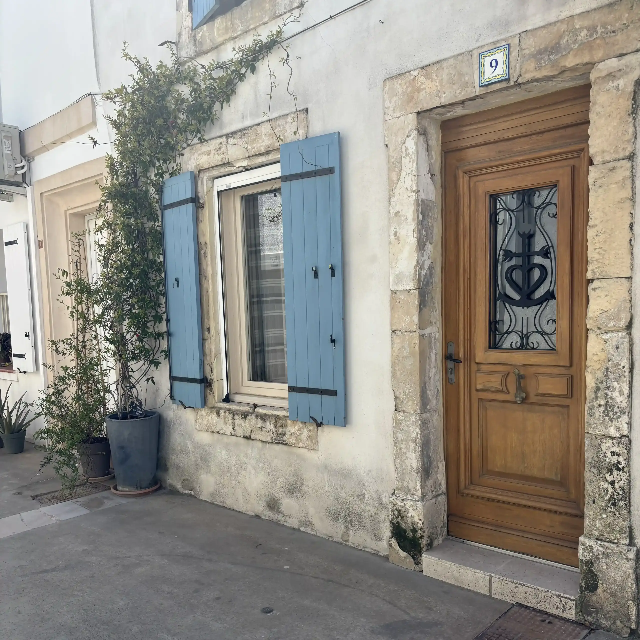Casa tipica della Camargue con persiane azzurre e Croce della Camargue