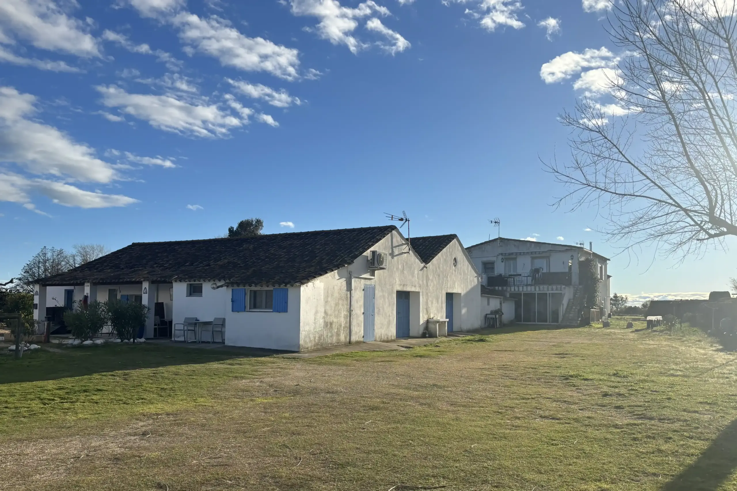 Mas della Camargue casa rurale tipica con cortile e cielo azzurro