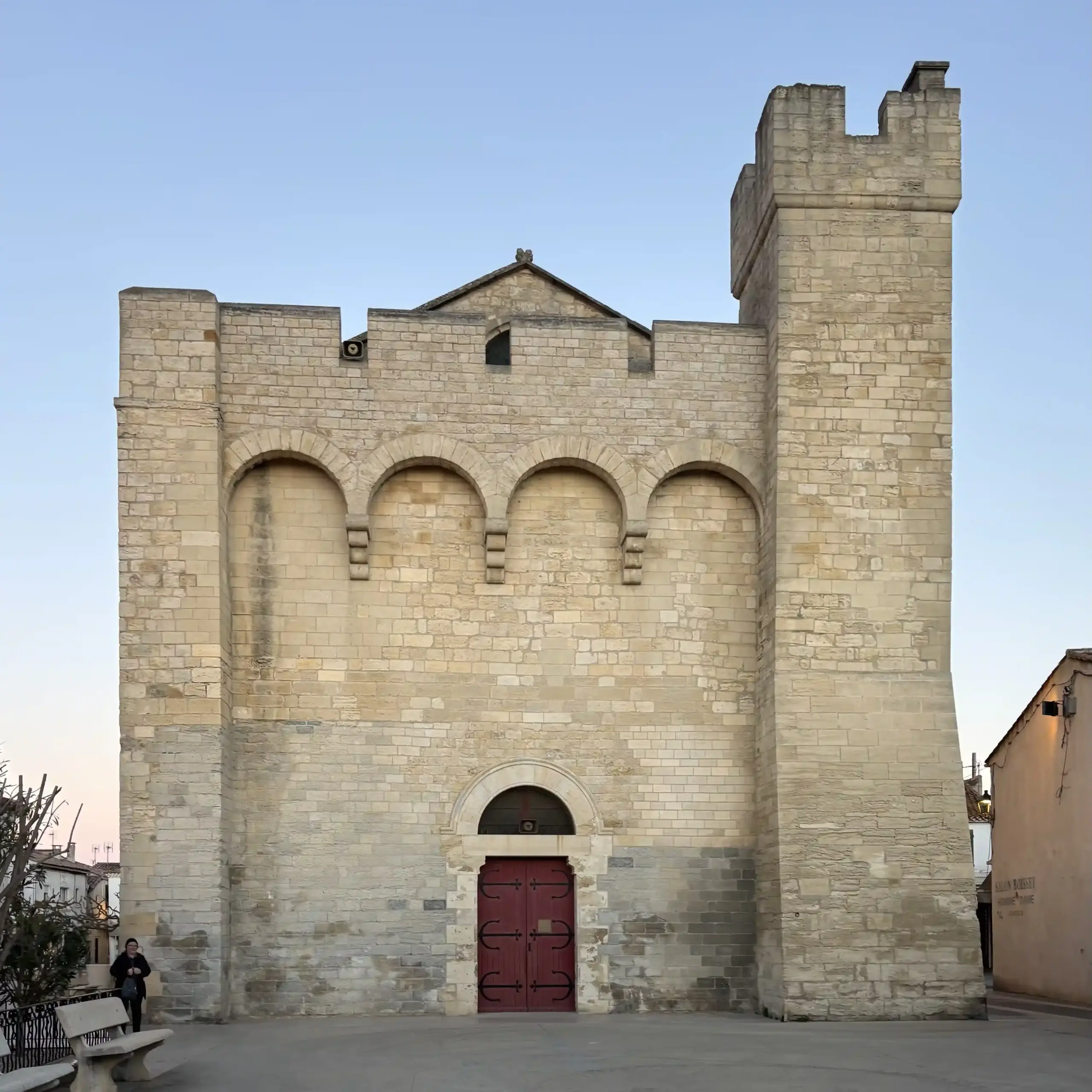 chiesa fortificata di saintes maries de la mer in camargue