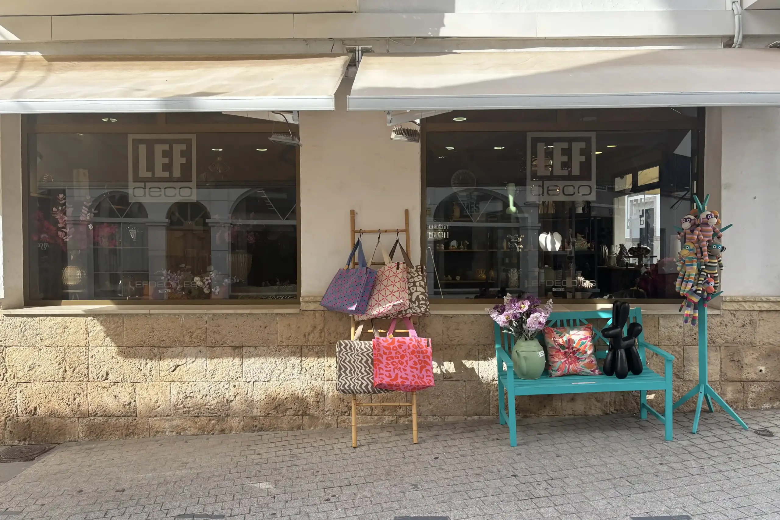 Vetrina di LEF Deco a Nerja con oggetti di design, borse e decorazioni per la casa