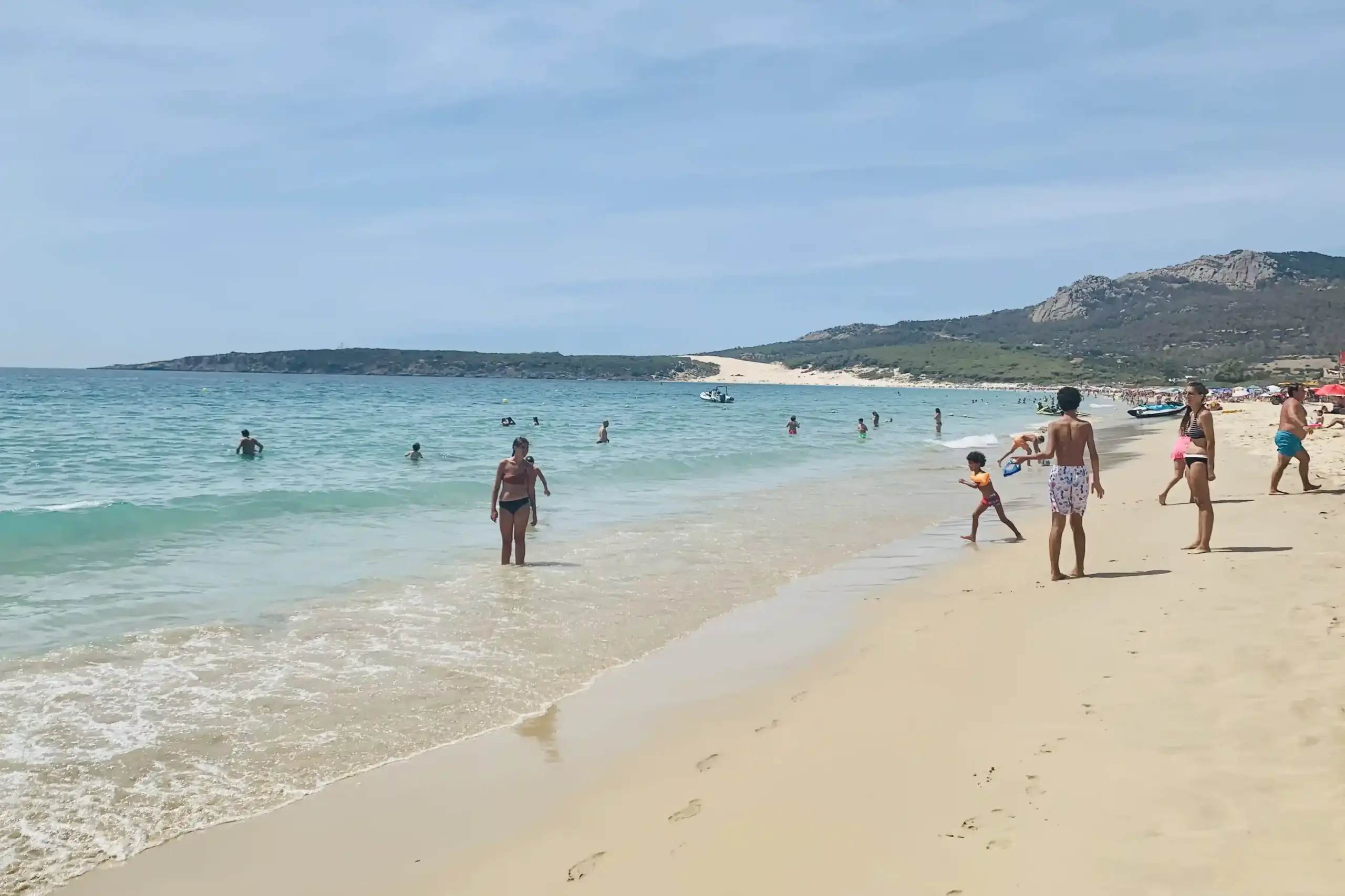 Playa de Bolonia in una giornata affollata: acqua trasparente, sabbia chiara