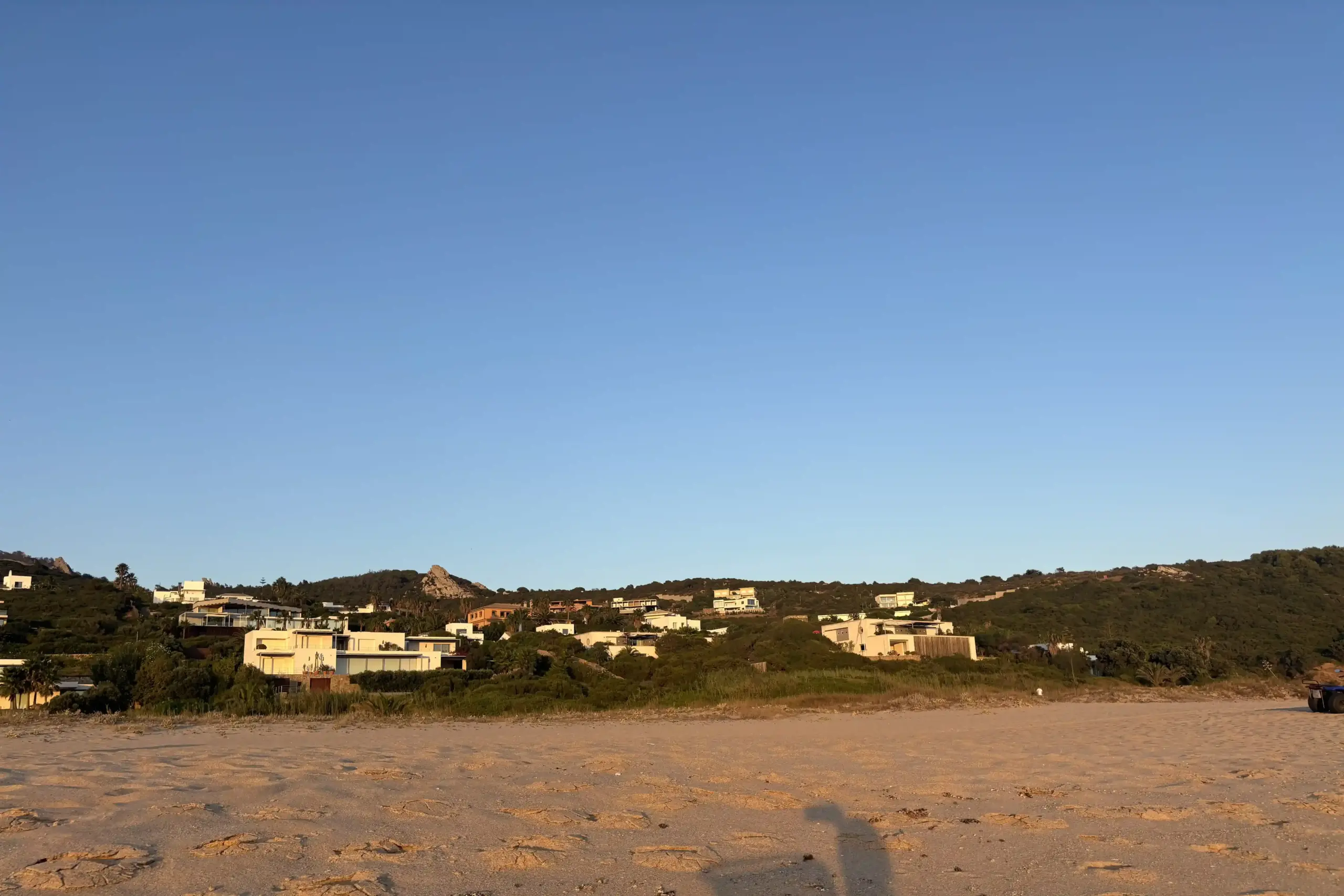 Playa de los Alemanes panorama con case sulla collina al tramonto