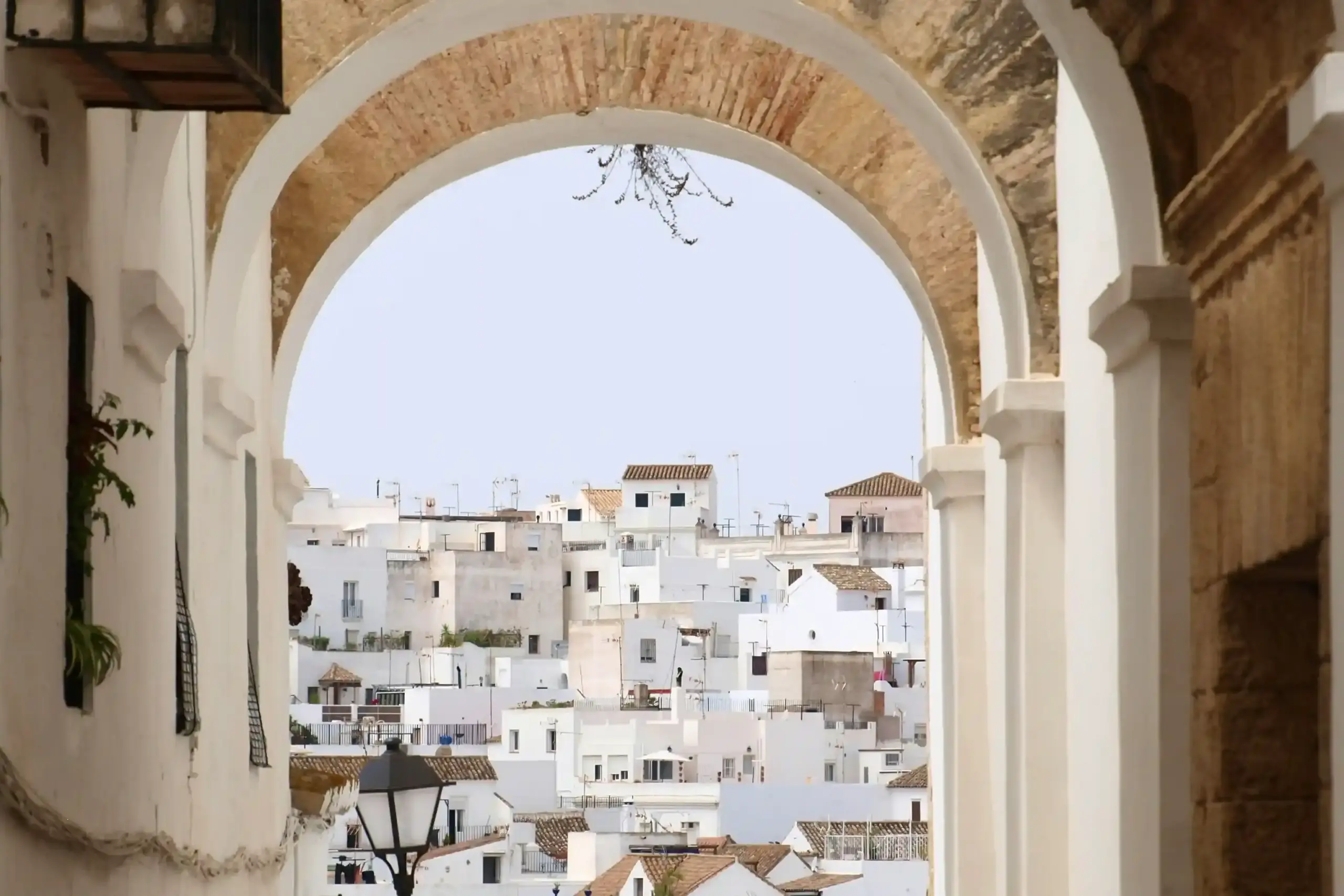 Veduta di Vejer de la Frontera attraverso un arco con case bianche andaluse