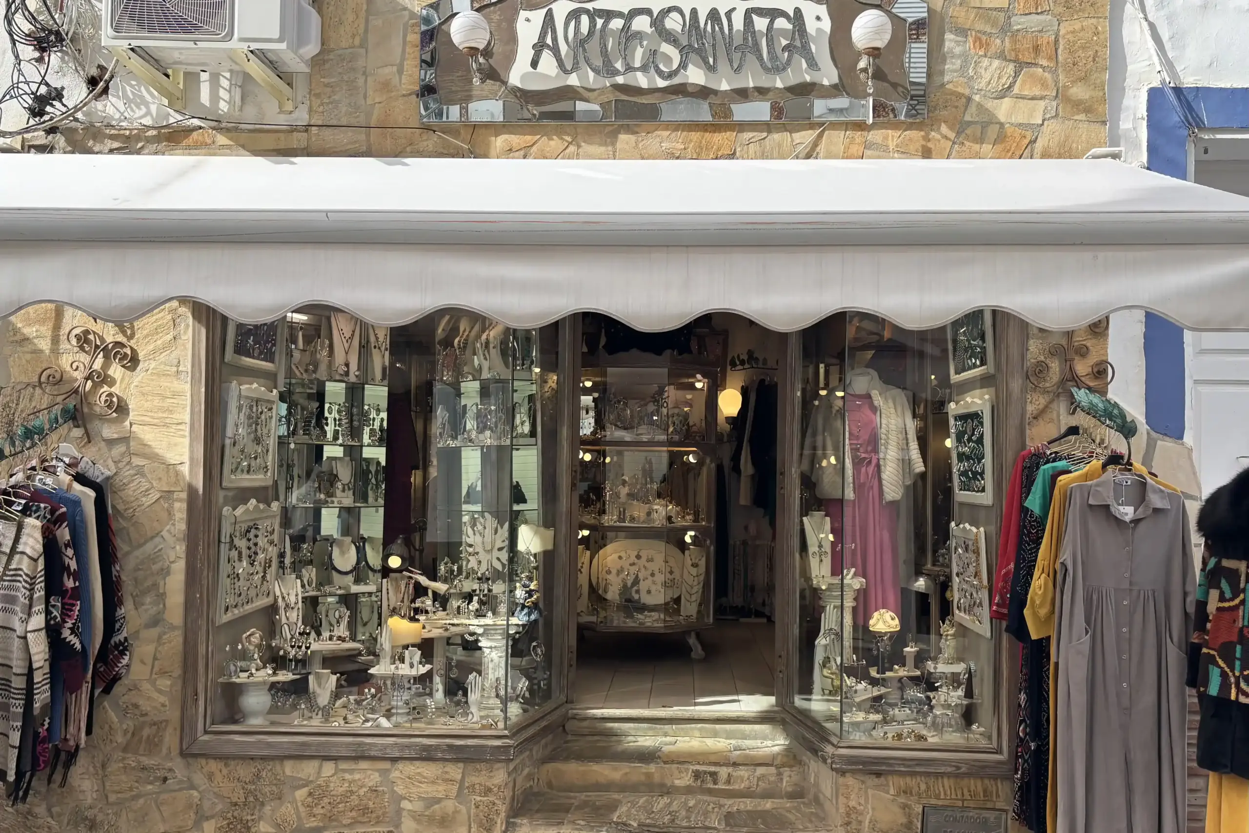 Vetrina di Artesanata a Nerja con gioielli artigianali e abiti